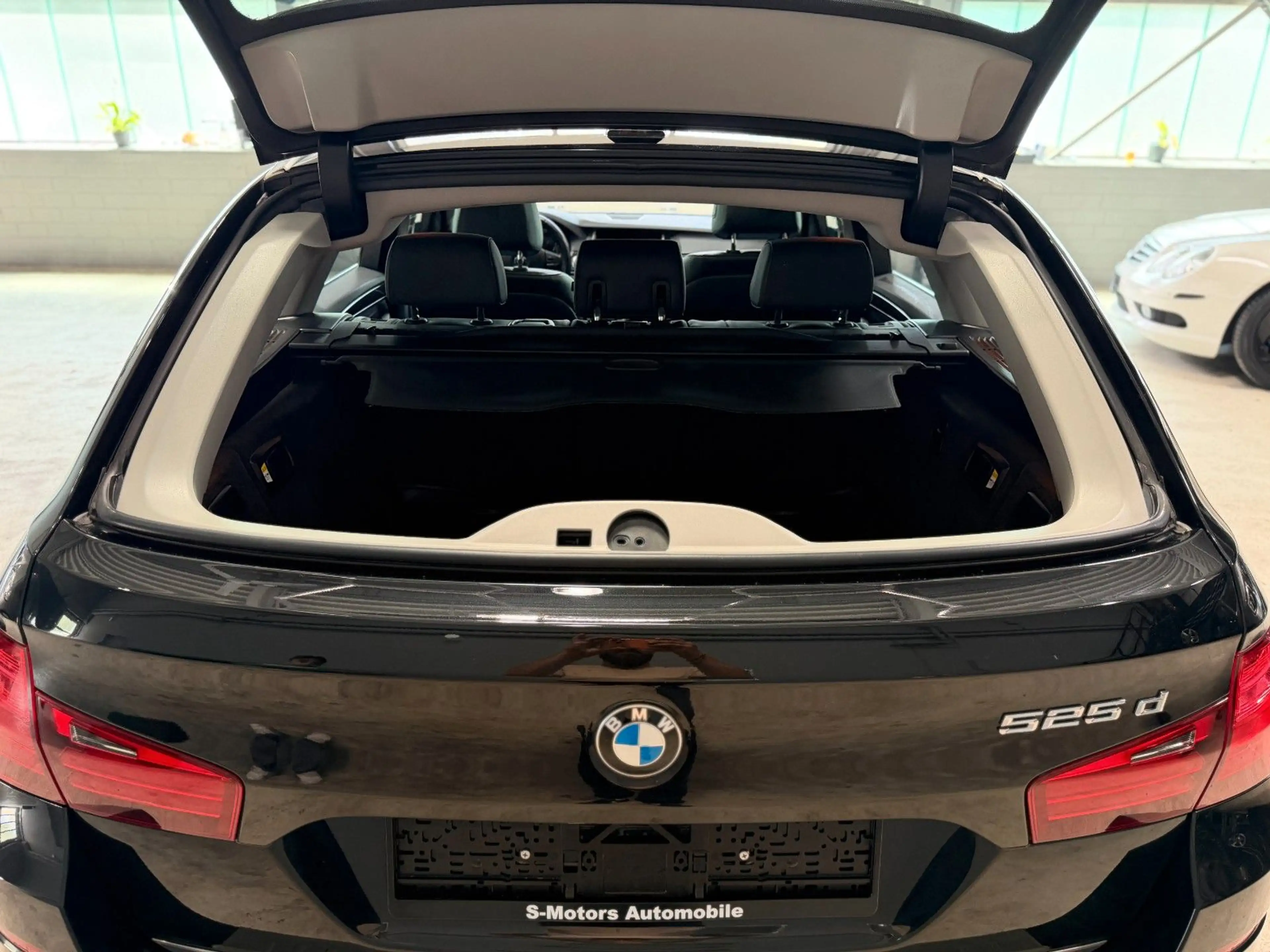 BMW 525 d Touring PANO/NAVI PROF./SPORTSITZE/SHZ/ — photo 13