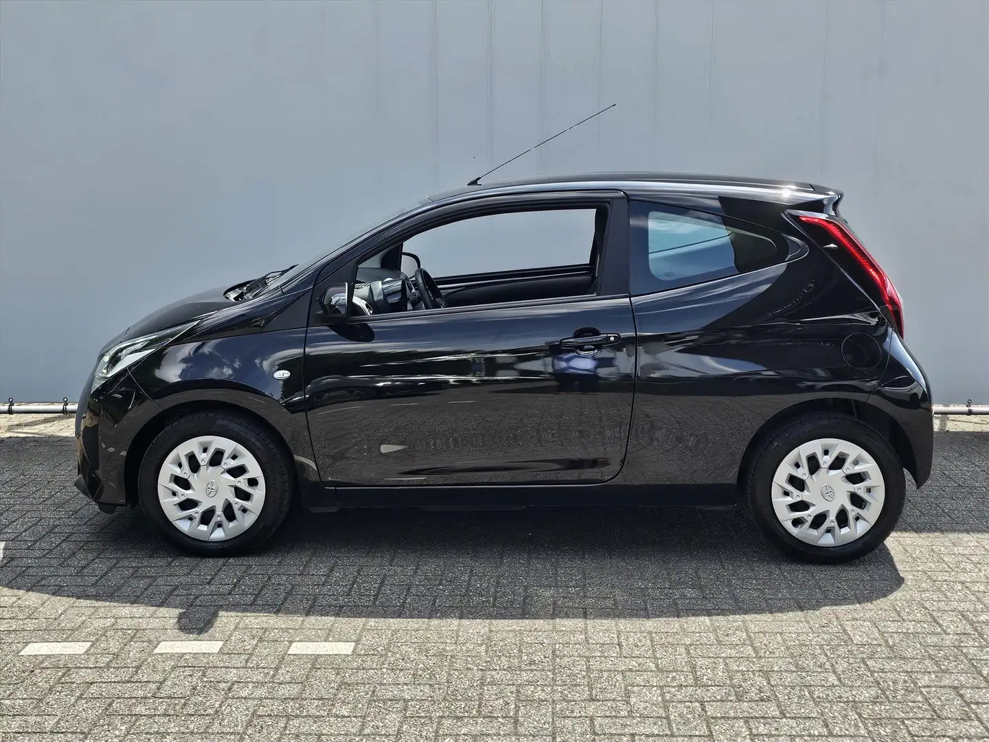Toyota Aygo 1.0 VVT-i 72pk 3D x-play Negro - 2