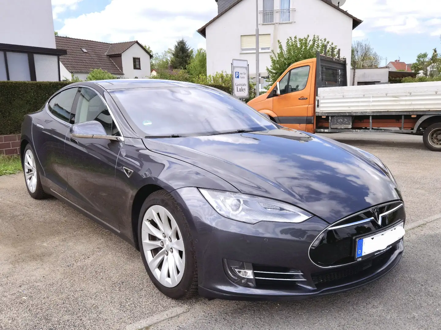 Tesla Model S 85D - 1