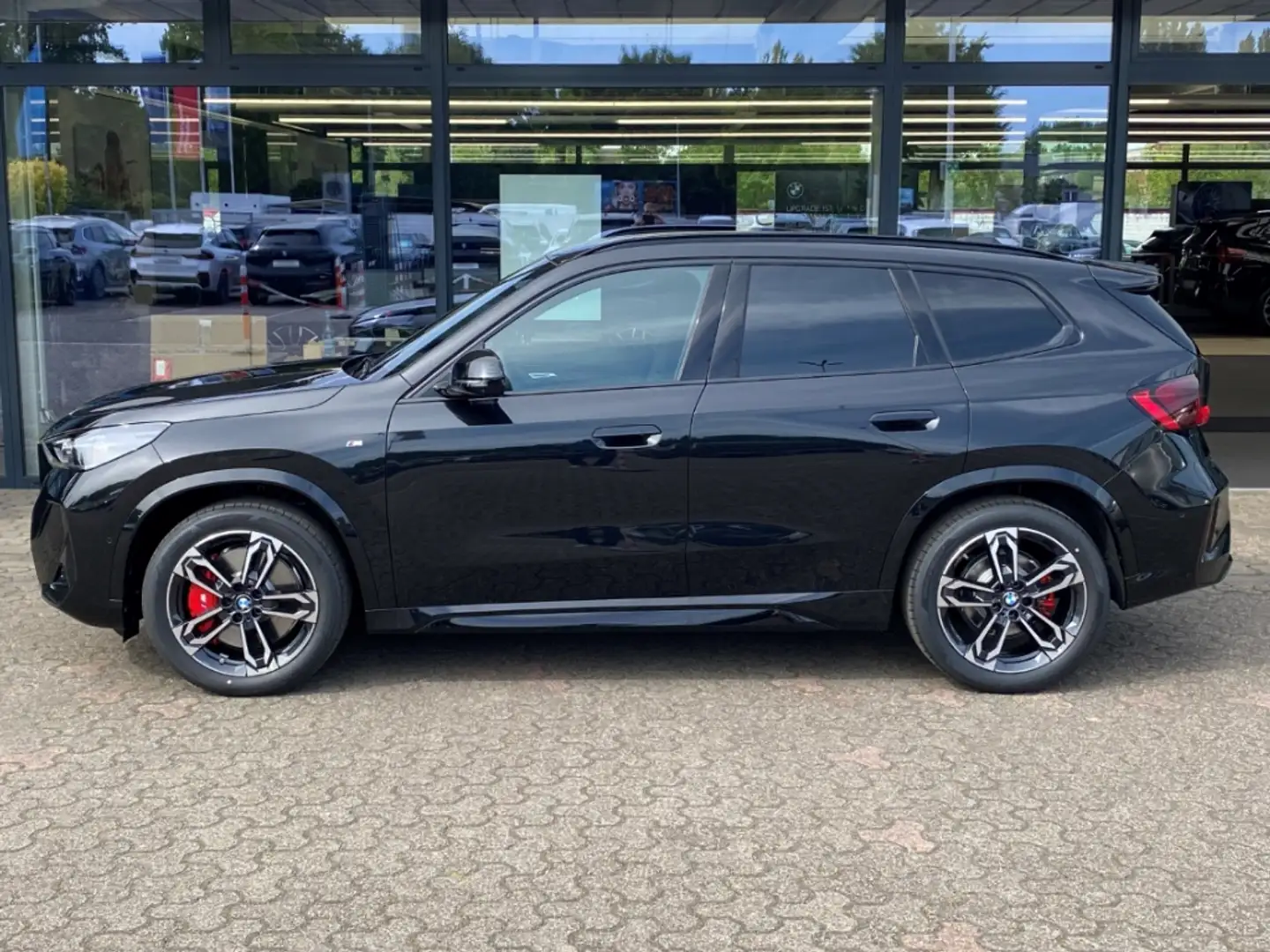 BMW X1 sDrive 20 i M Sport Pro AHK HUD Harman/Kardon Park Schwarz - 2