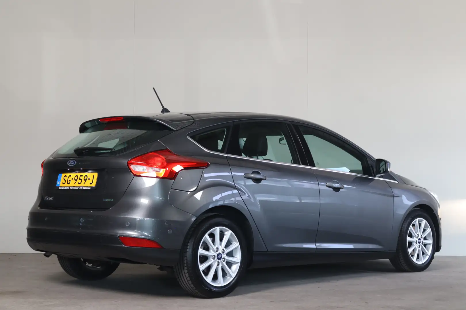 Ford Focus 1.0 Titanium NL-Auto!! Carplay I Elek.Stoelen I St Grijs - 2