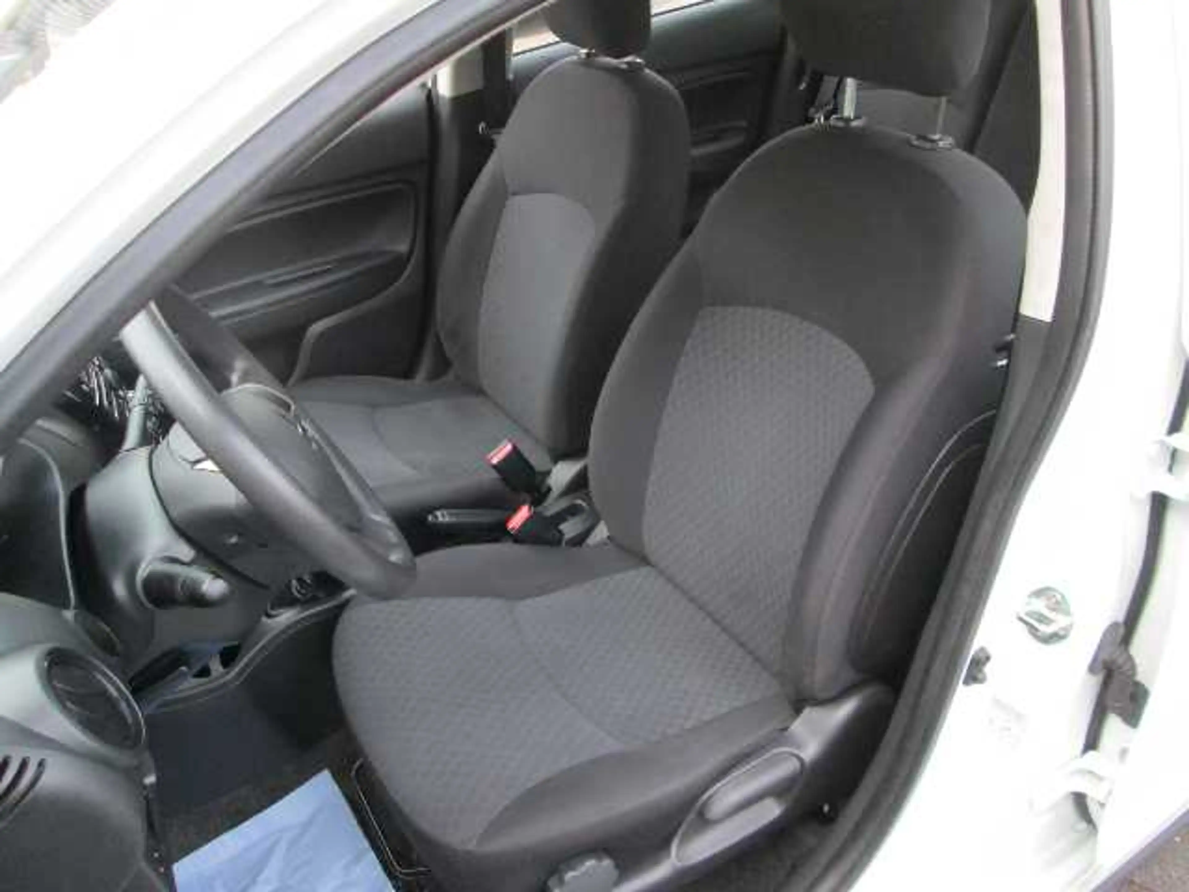 Mitsubishi Space Star Edition 1.0 MIVEC 5-Gang mit Klima — photo 10