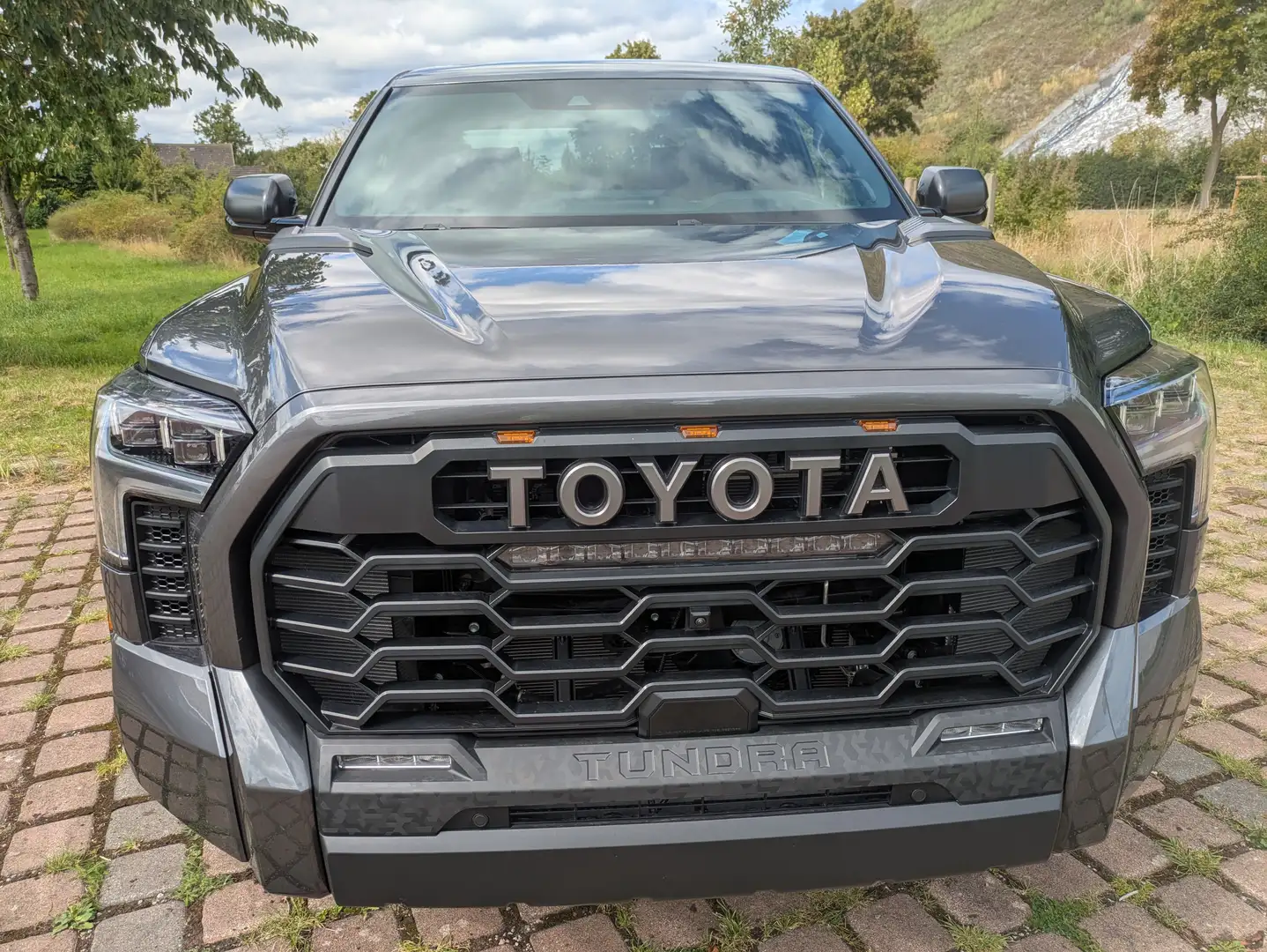 Toyota Tundra TRD Pro i-Force Max CrewMax 5´5 Bed 3.5L Grau - 1