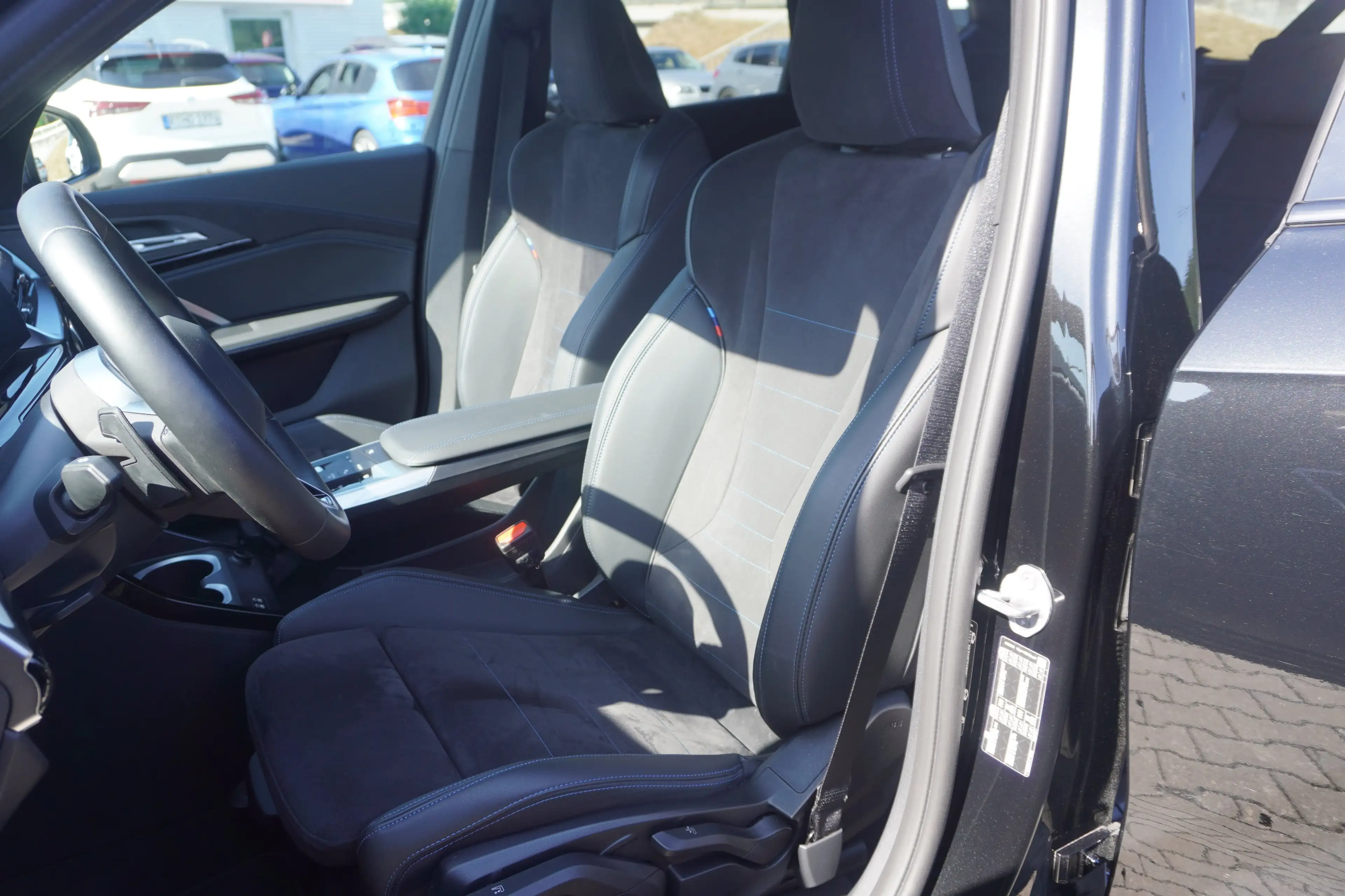 BMW iX1 xDrive30 M Sport AHK Kamera 20" Teilleder Keyless — photo 14