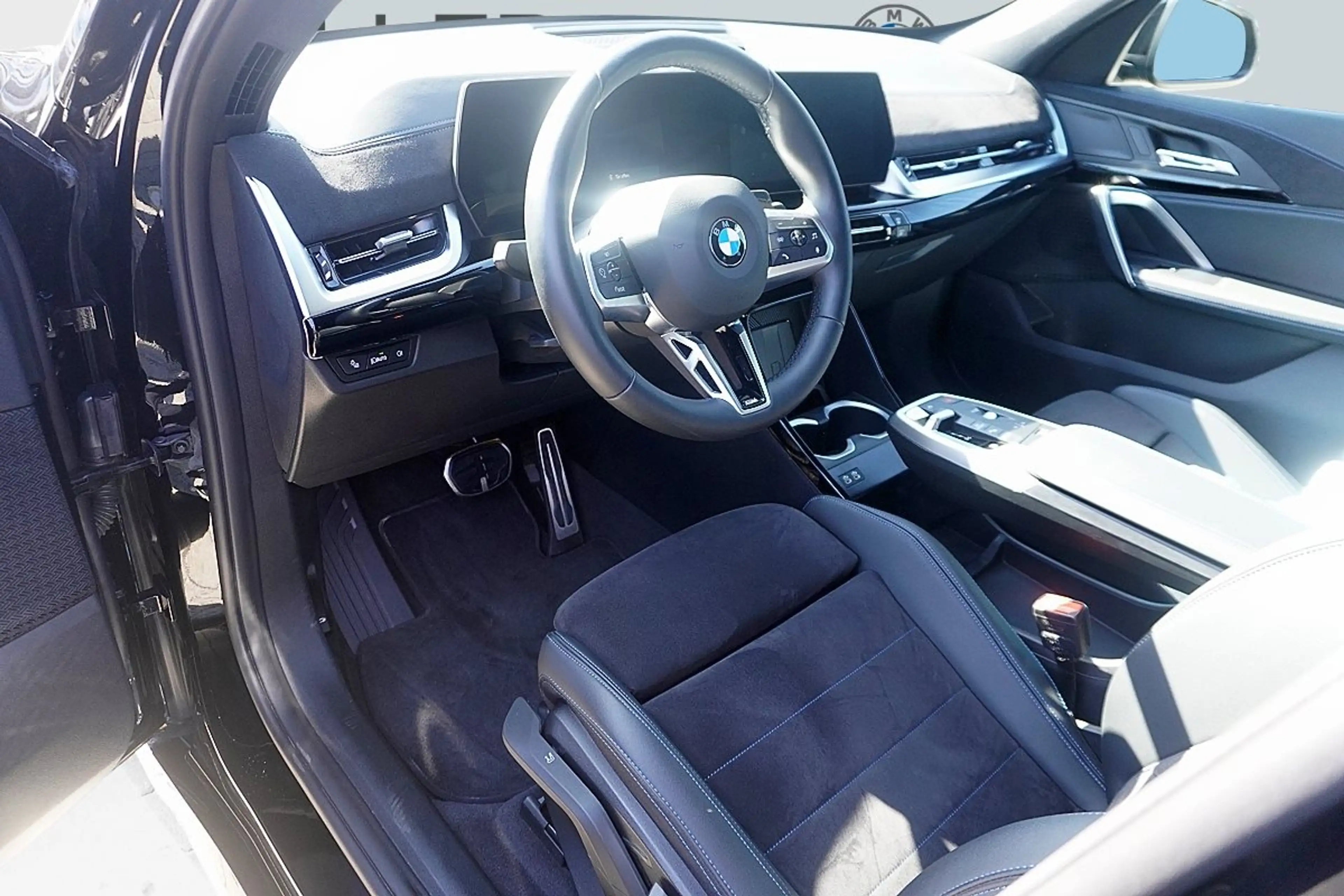 BMW iX1 xDrive30 M Sport AHK Kamera 20" Teilleder Keyless — photo 3