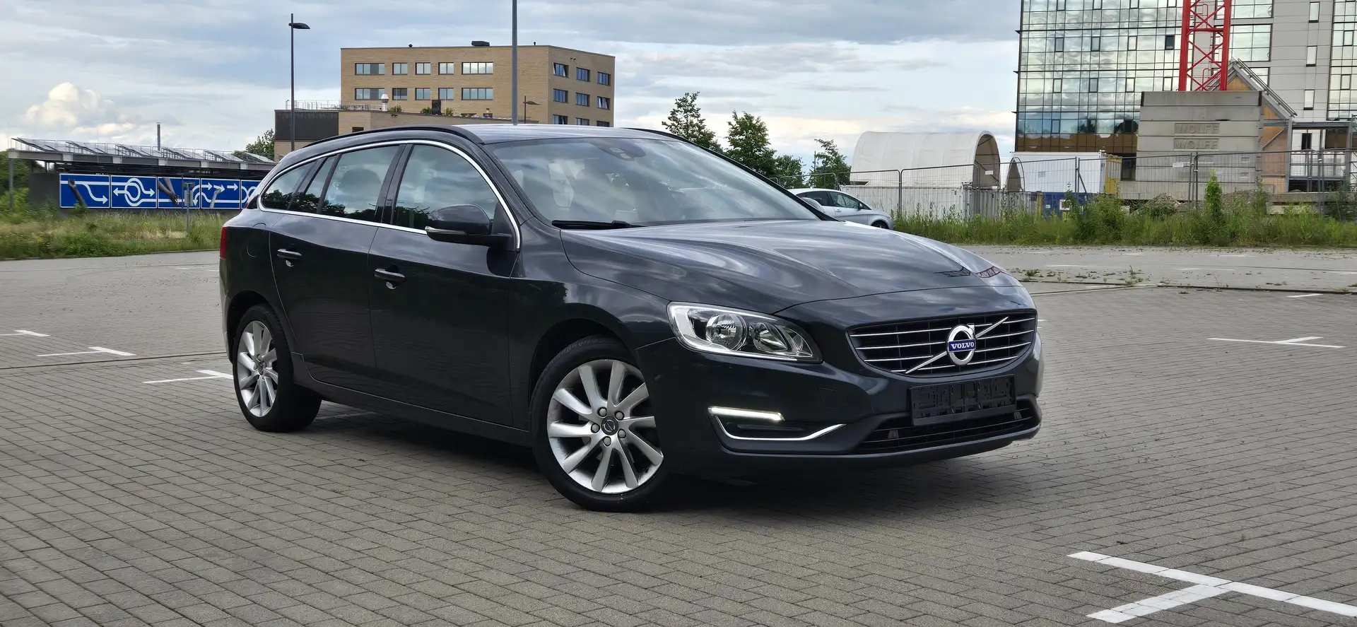 Volvo V60 D2 Automatik Kinetic 1HAND LEDER TÜV/AU NEU Černá - 2