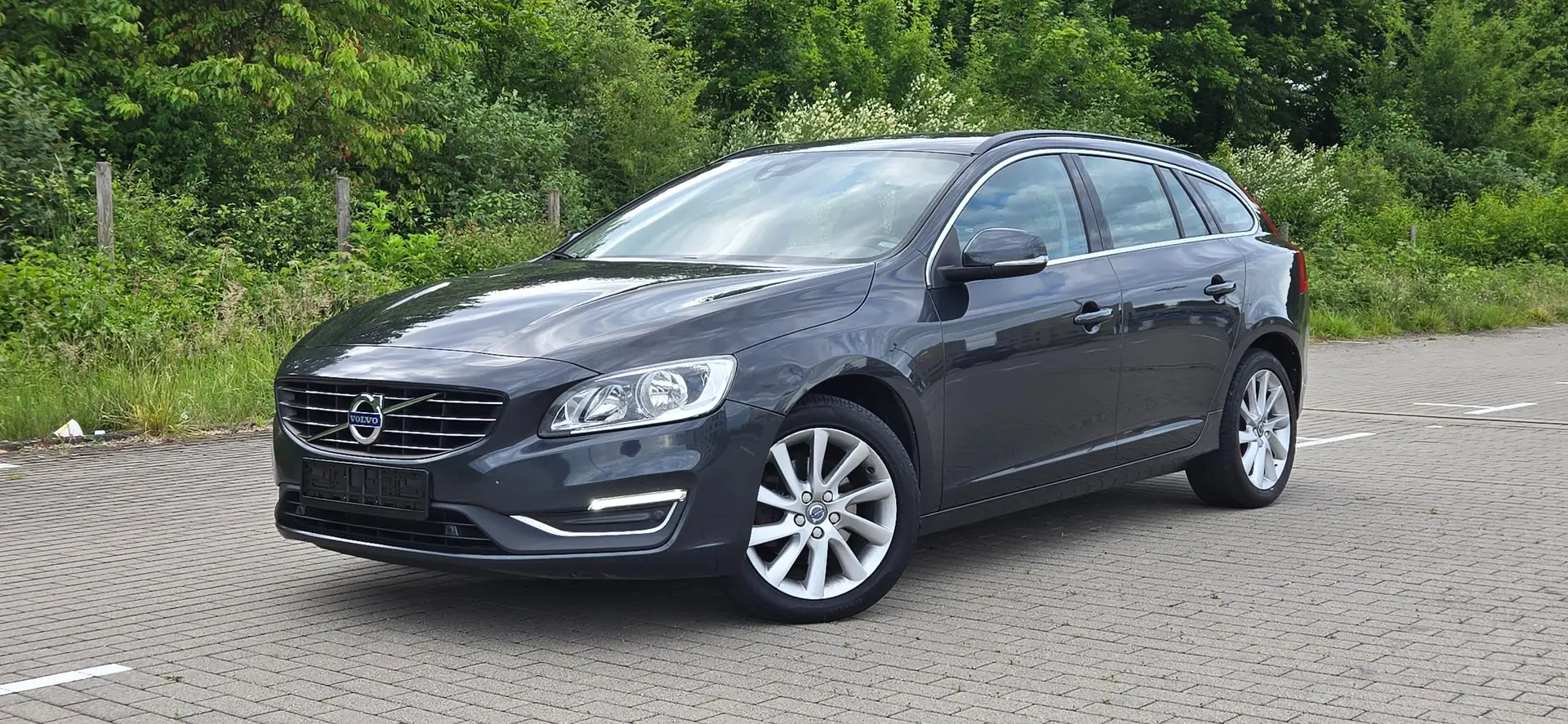 Volvo V60 D2 Automatik Kinetic 1HAND LEDER TÜV/AU NEU Černá - 1
