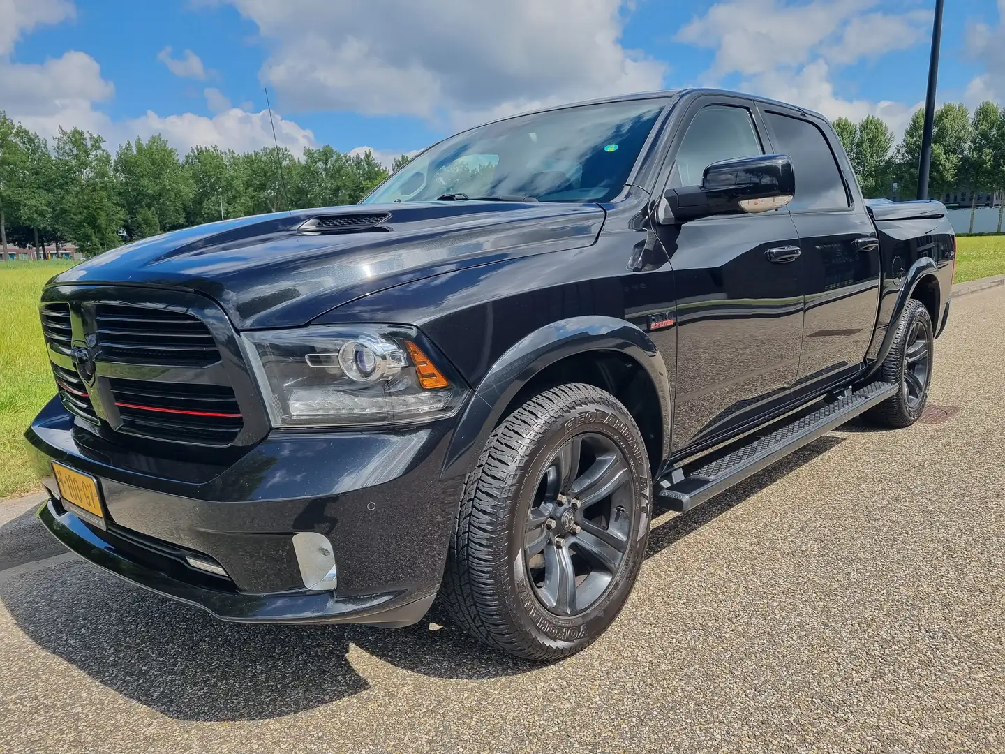 Dodge RAM 1500 5.7 V8 4x4 Quad Cab 6'4 Sport, MARGE Negru - 1