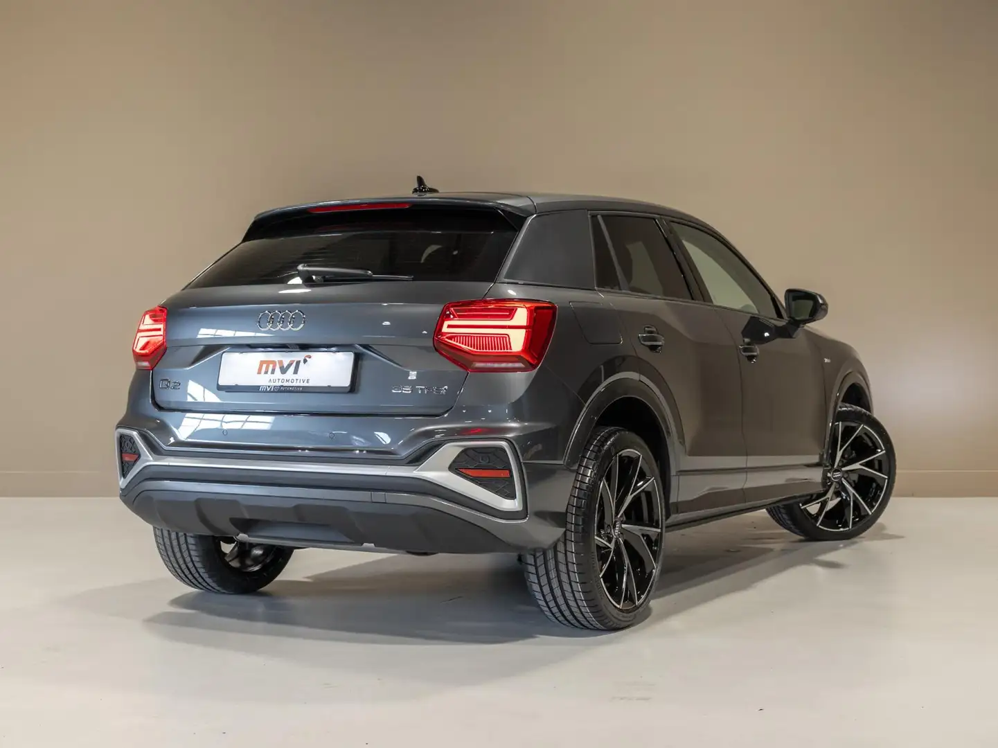 Audi Q2 35 TFSI S Edition / 150pk / Stoelverwarming / Keyl Grigio - 2