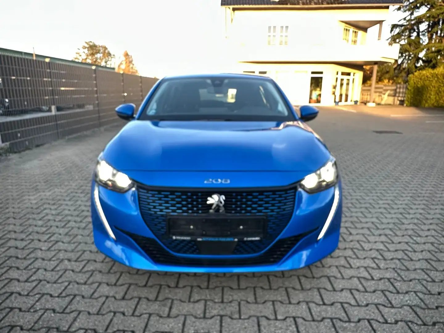 Peugeot 208 e- Active Pack Blau - 1