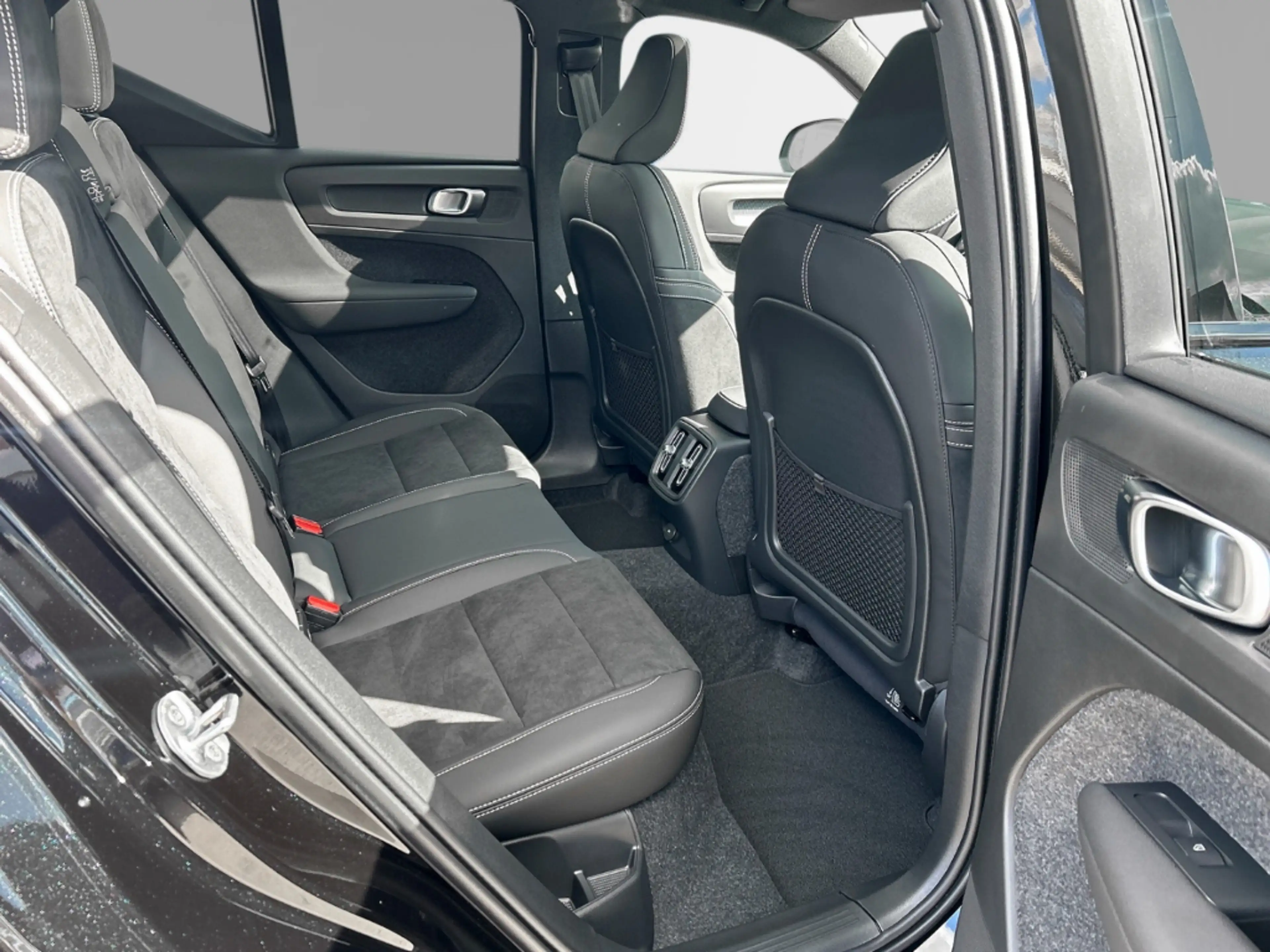 Volvo EX40 300 kW Twin Motor AWD Ultra Black Edition — photo 5