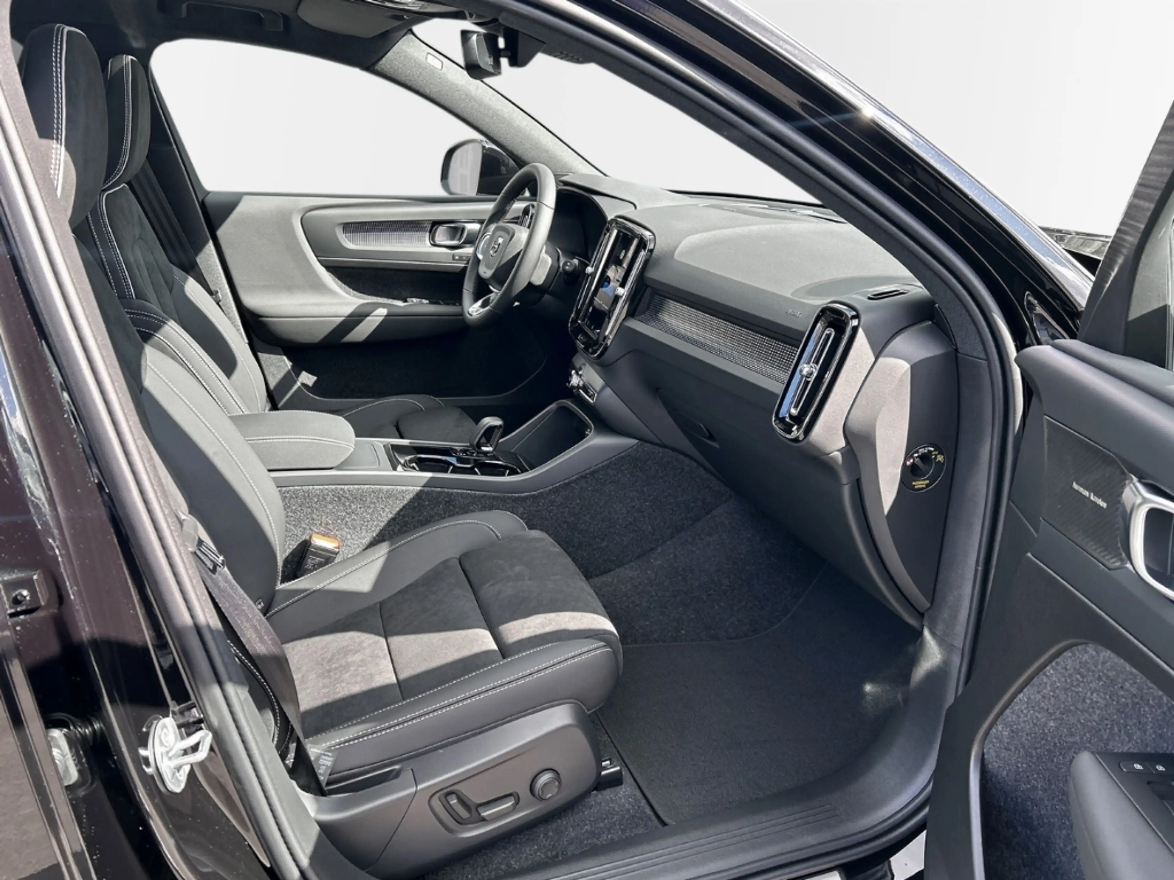Volvo EX40 300 kW Twin Motor AWD Ultra Black Edition — photo 3