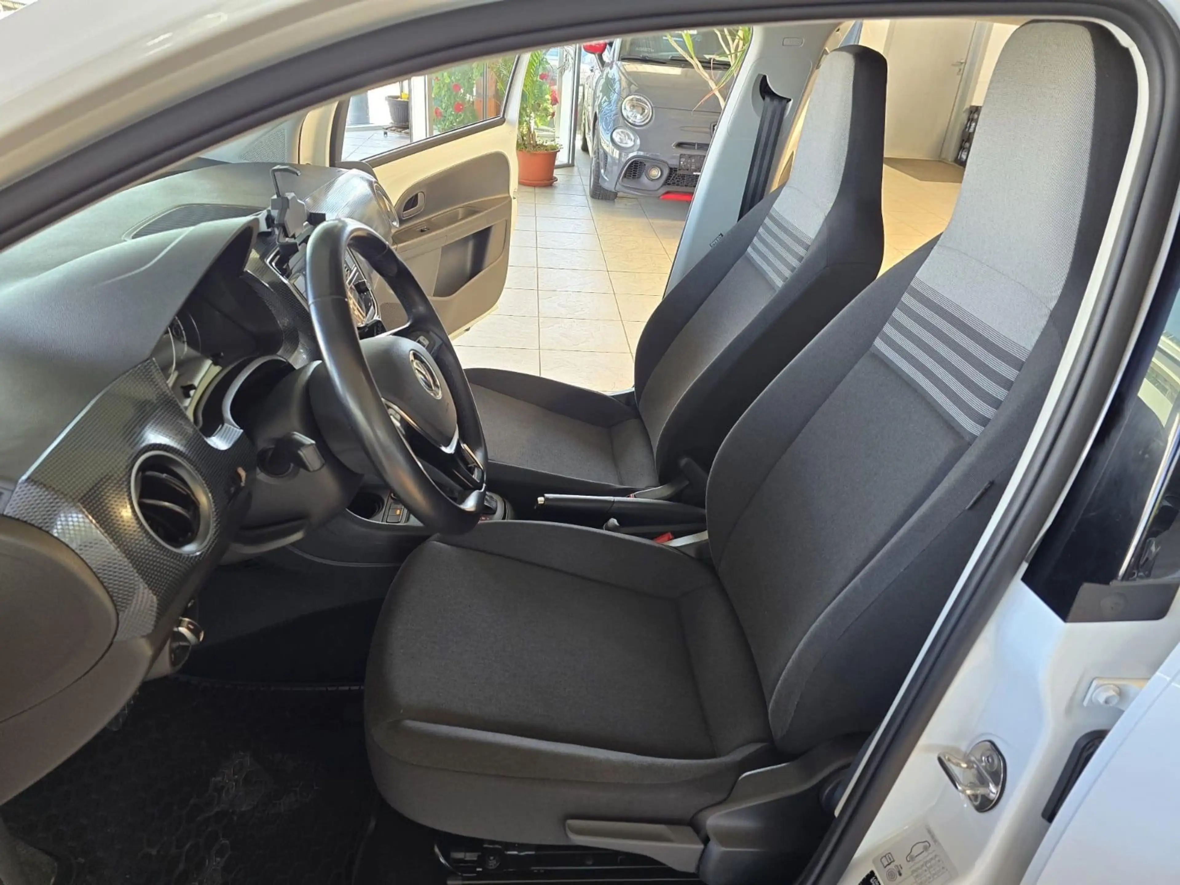 Volkswagen e-up! 1.HAND MFL ALU 8-Fach — photo 12