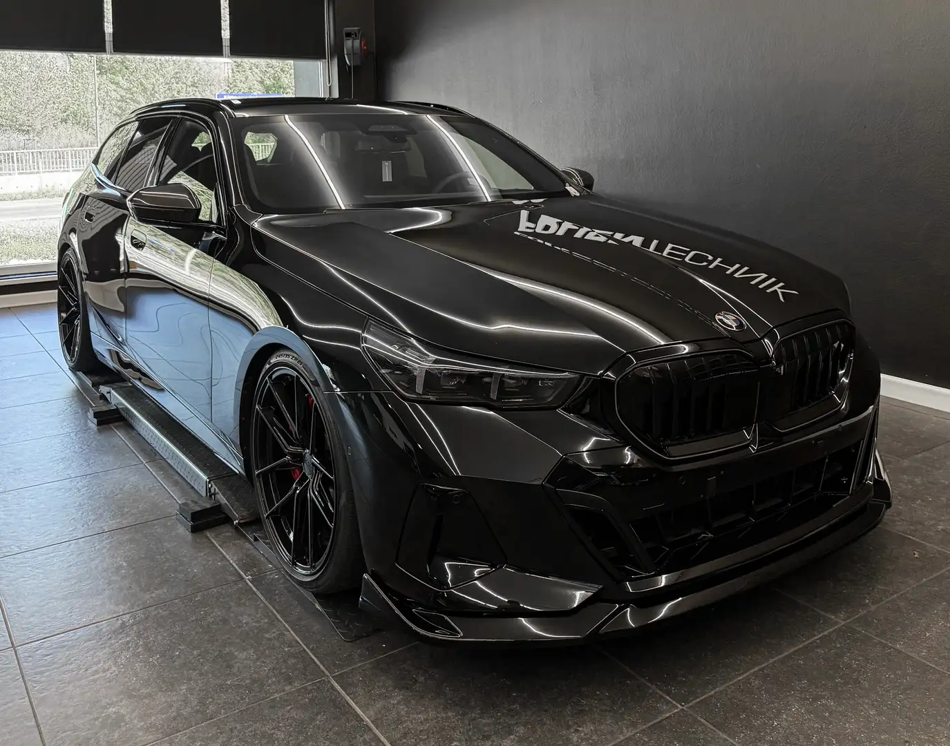 BMW 540 540d Touring MHEV xDrive Aut. Schwarz - 1