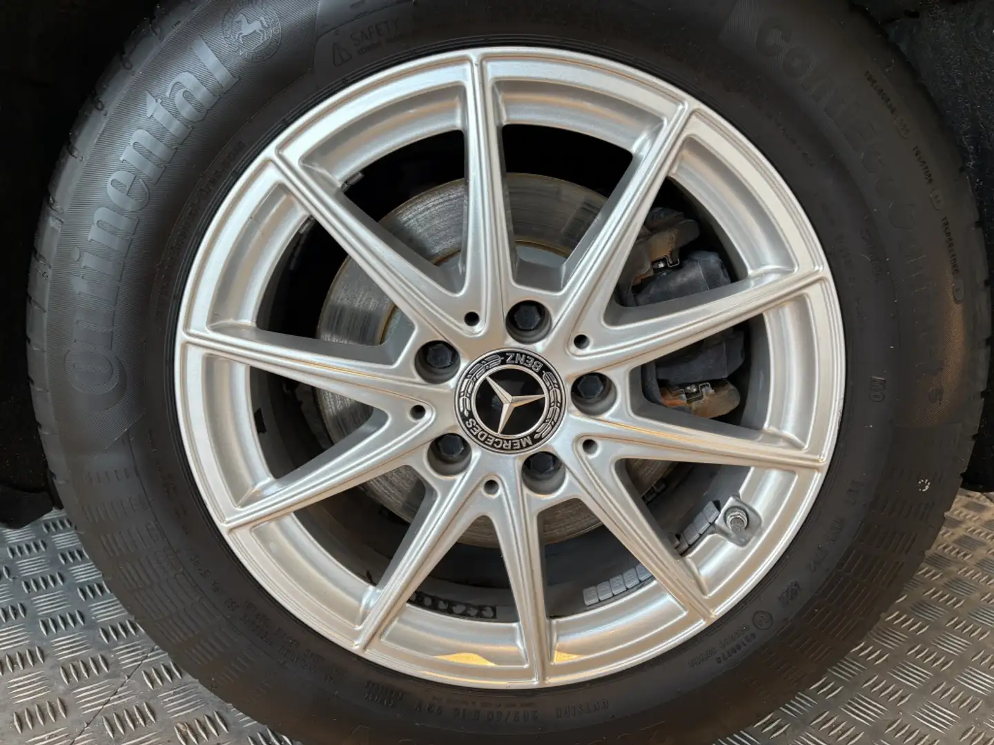 Mercedes-Benz CLA 180 Shooting Brake Business Solution Noir - 2