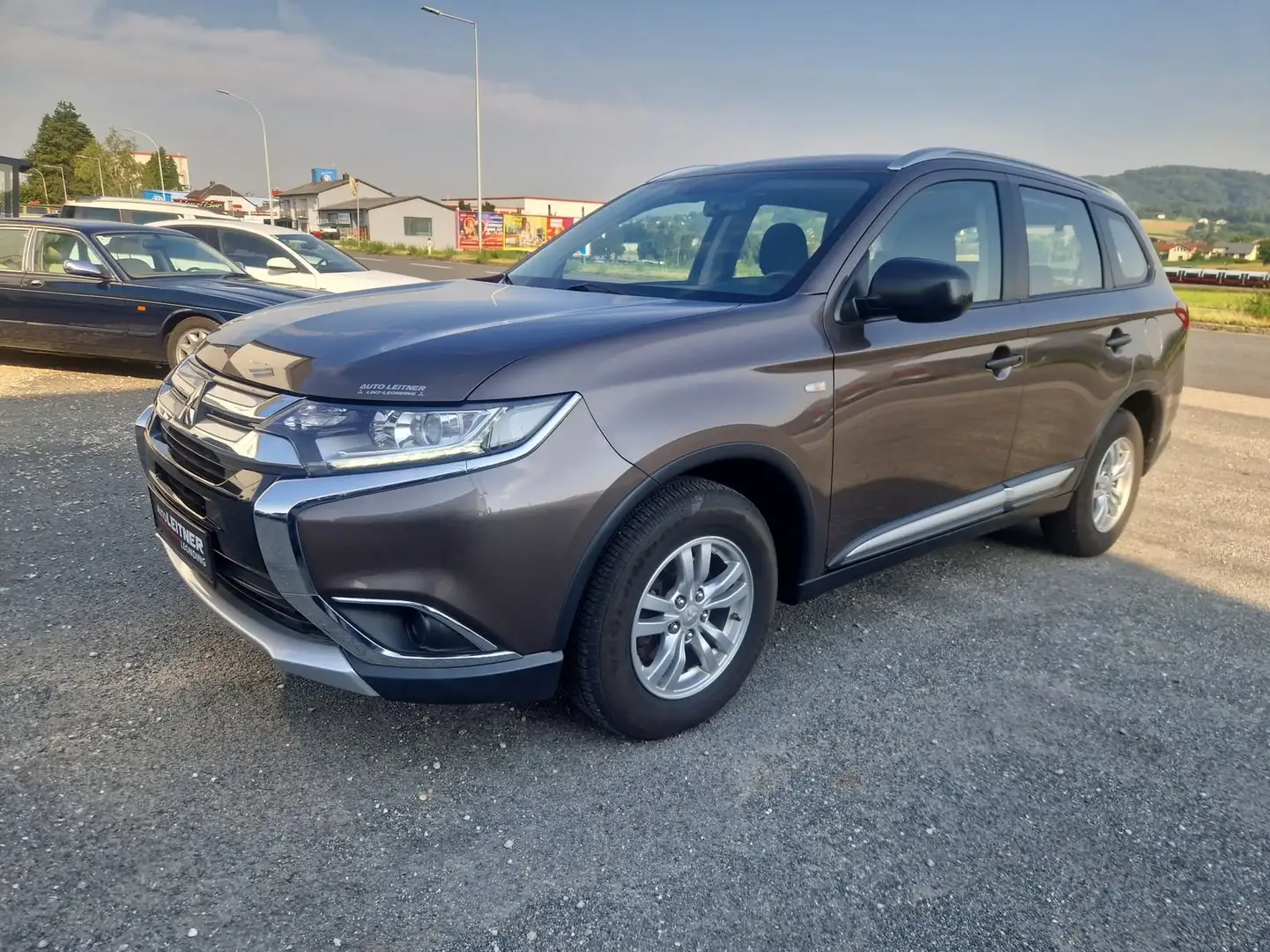 Mitsubishi Outlander 2,0 MIVEC AS Braun - 1