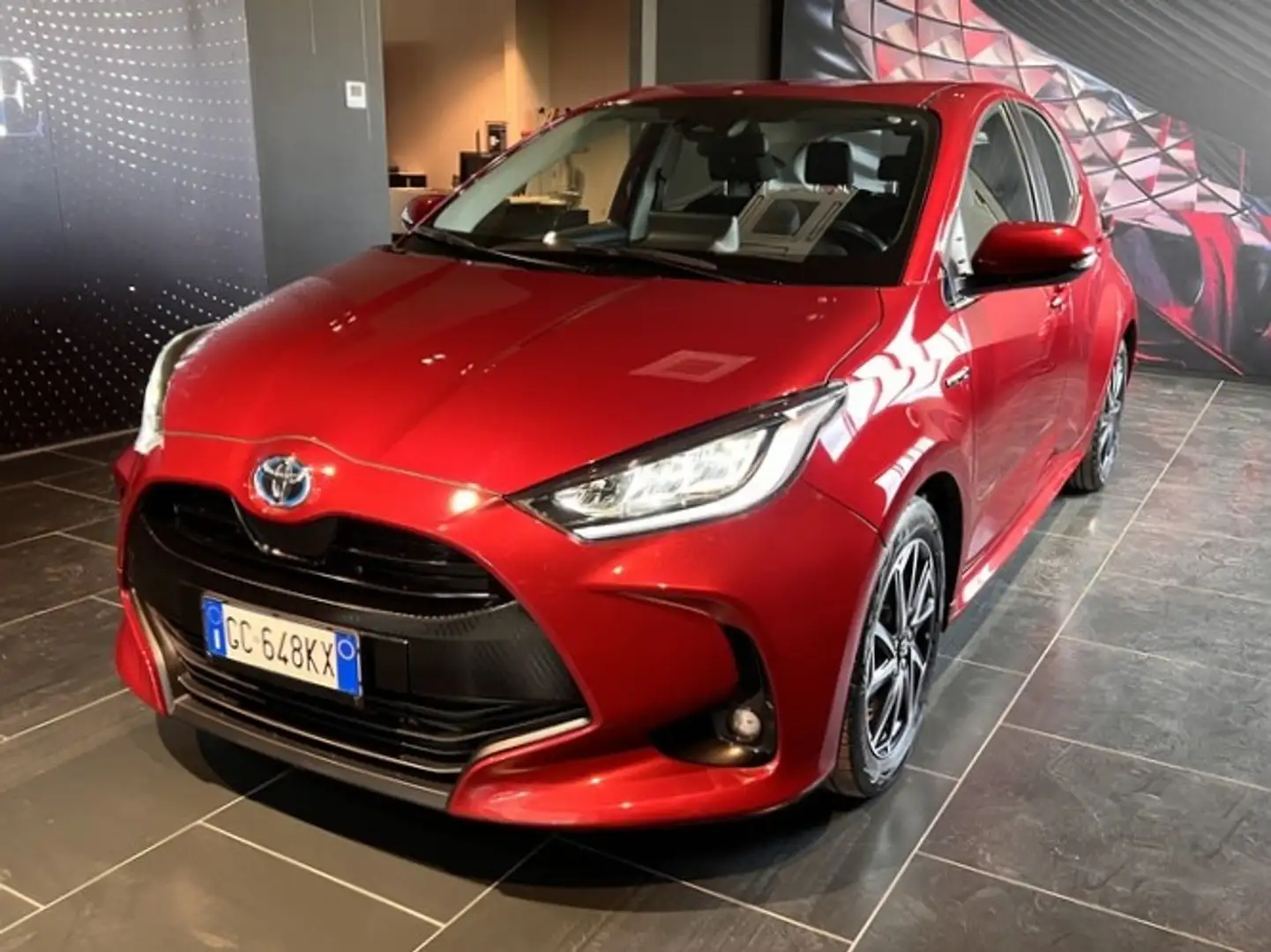 Toyota Yaris 1.5 Hybrid Trend Rosso - 1