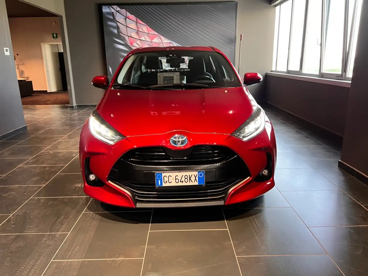 Toyota Yaris 1.5 Hybrid Trend Rosso - 2