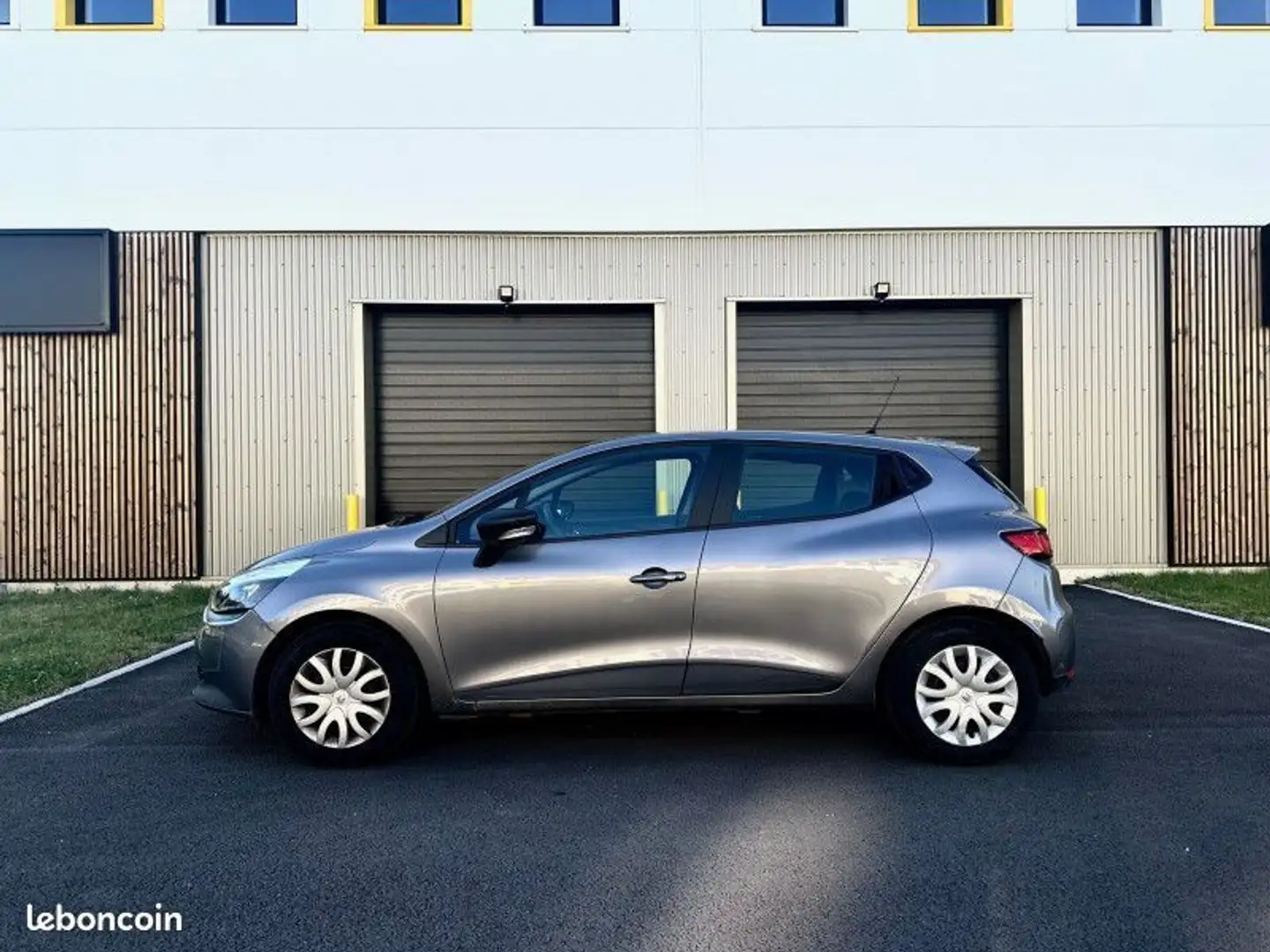 Renault Clio IV 1.2 16V 75CH LIFE 5P PREMIÈRE MAIN Grijs - 2