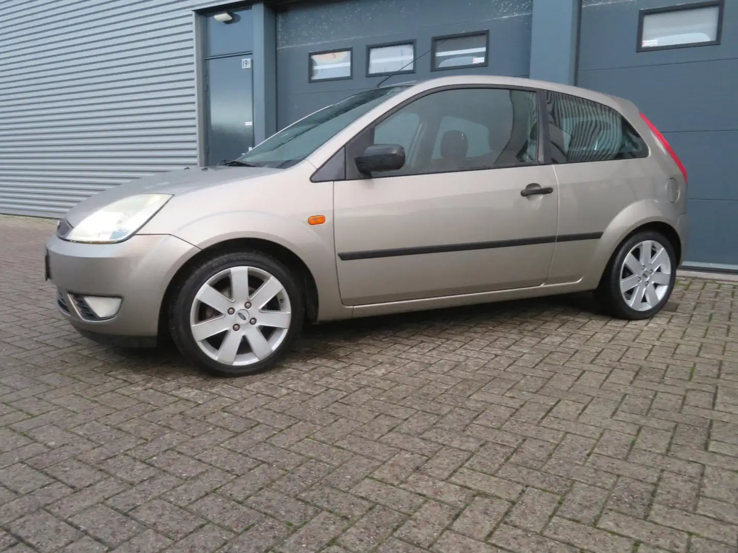 Ford Fiesta 1.3 Futura airco 108138 km nap Grau - 2