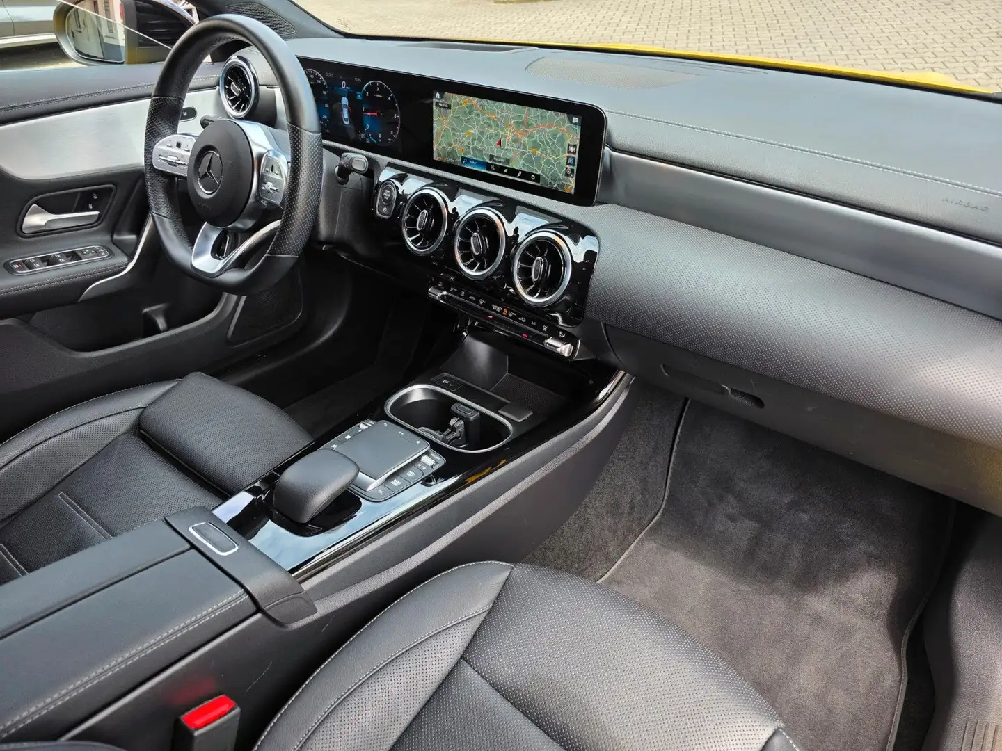 Mercedes-Benz CLA 220 d AMG-Paket/Navi/Kamera/HuD Jaune - 2