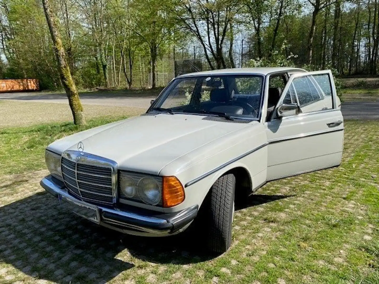 Mercedes-Benz 200 W123, 200D Šedá - 1