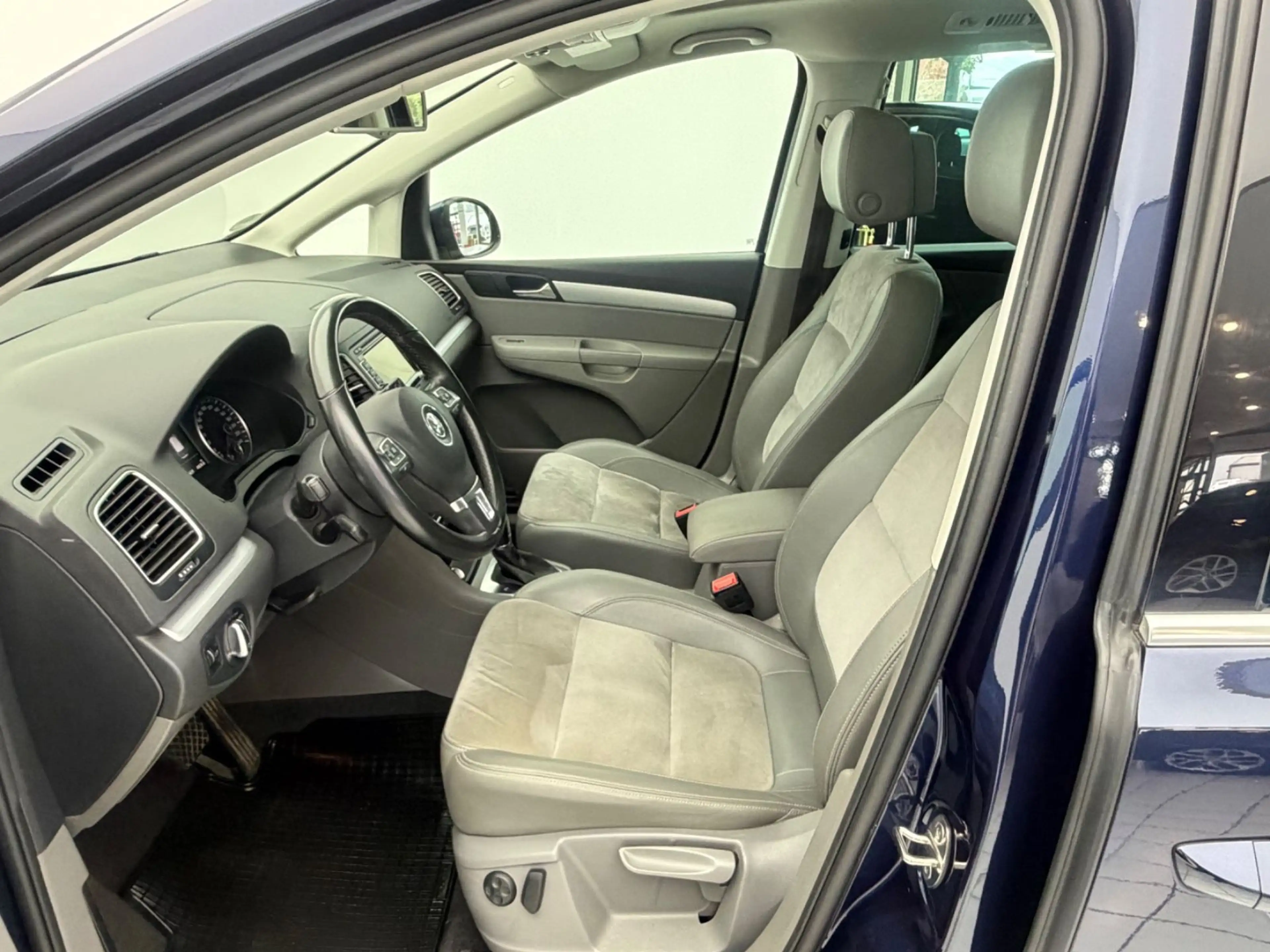 Volkswagen Sharan Highline BMT *AHK*Automatik*Panorama* — photo 12
