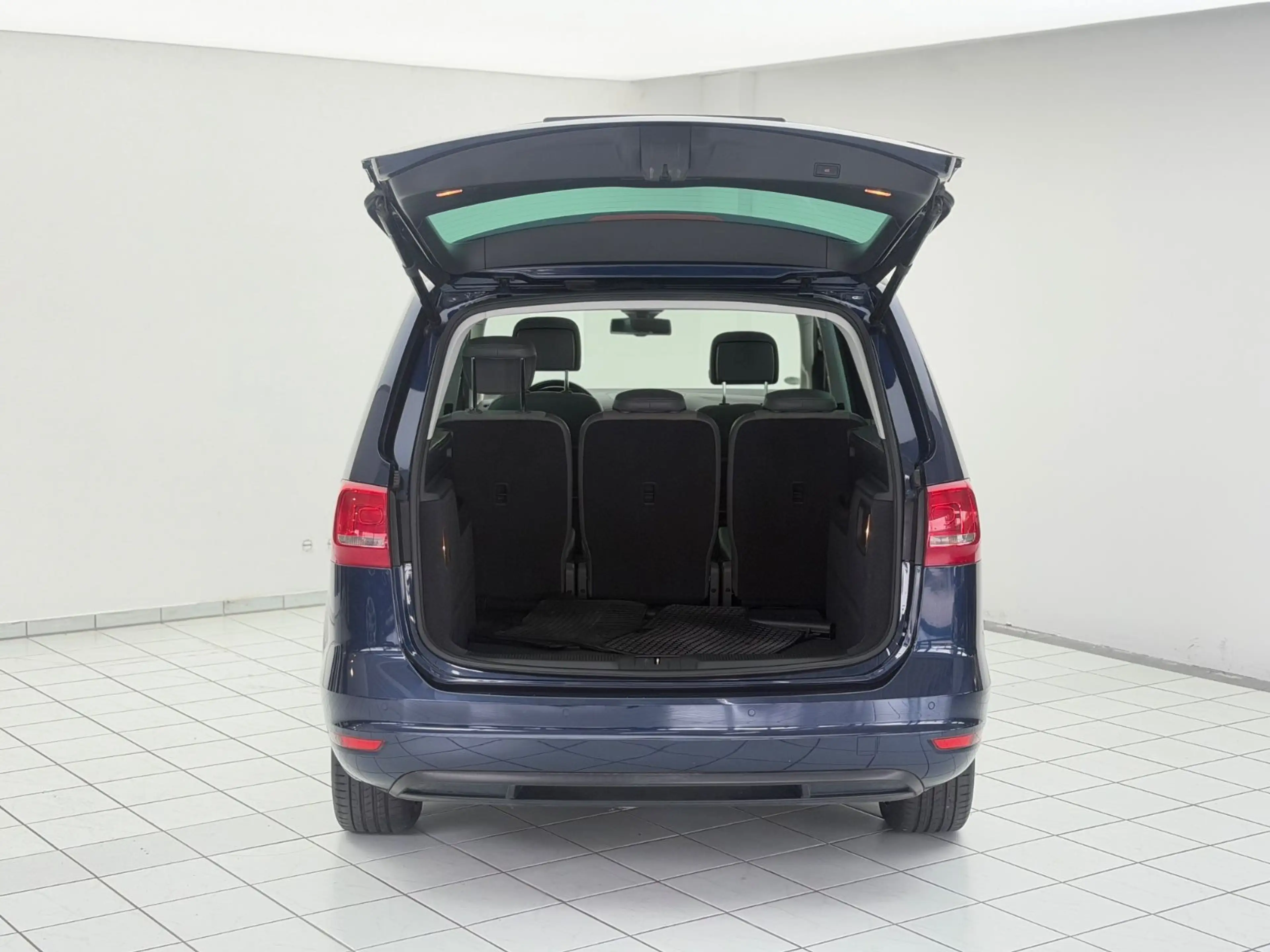 Volkswagen Sharan Highline BMT *AHK*Automatik*Panorama* — photo 9
