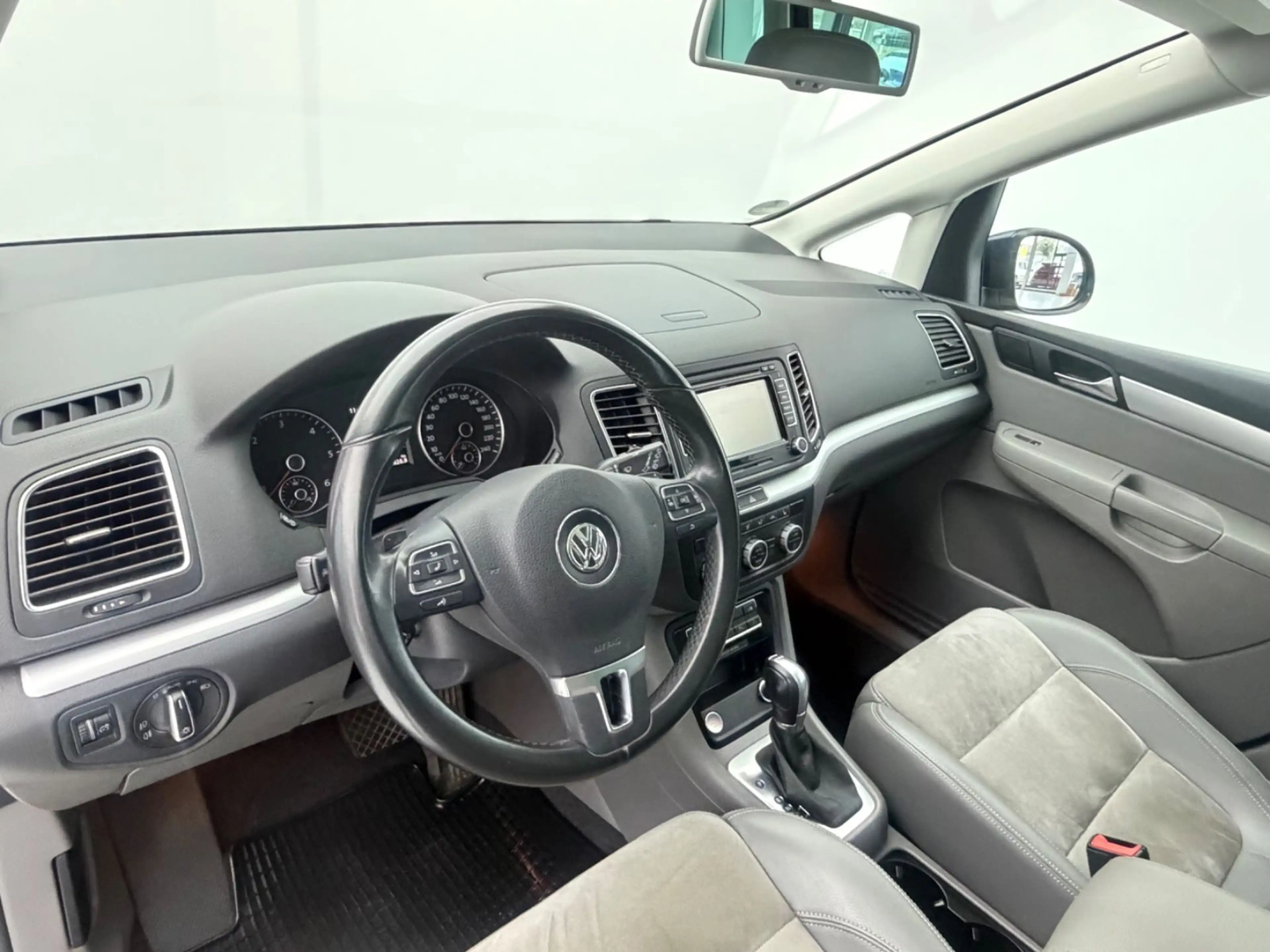 Volkswagen Sharan Highline BMT *AHK*Automatik*Panorama* — photo 11