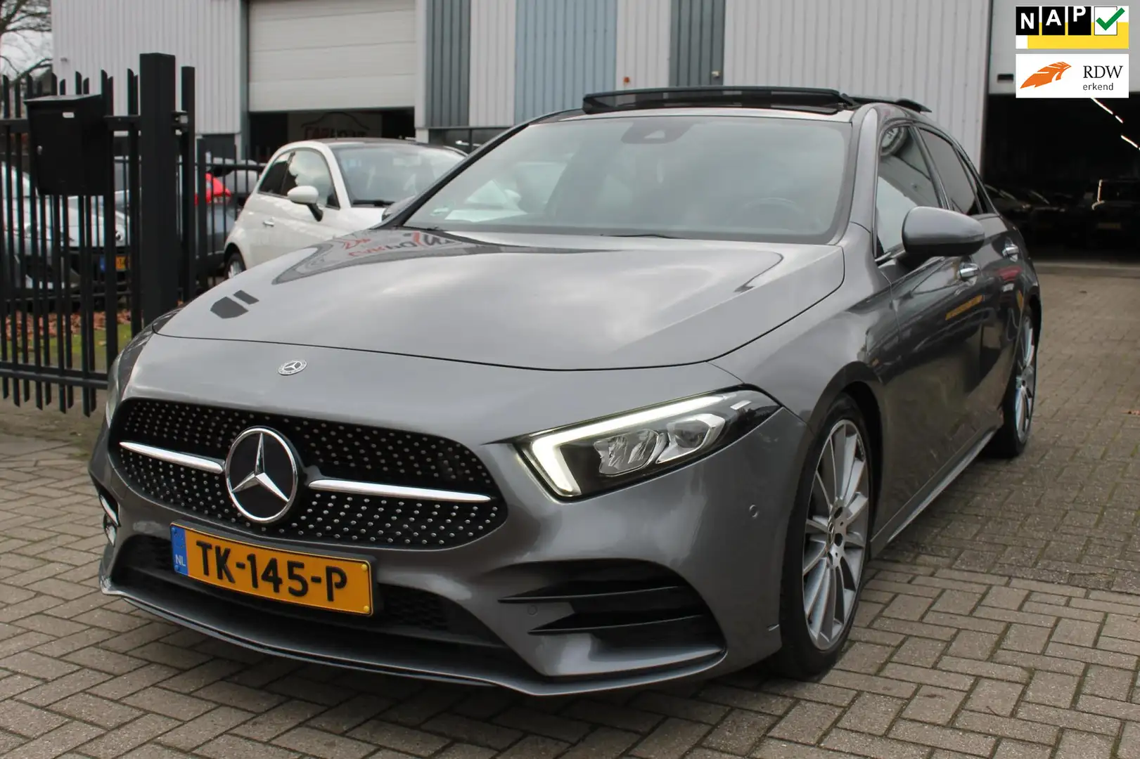 Mercedes-Benz A 200 Premium Pano Leer LED Keyless!! Grijs - 1