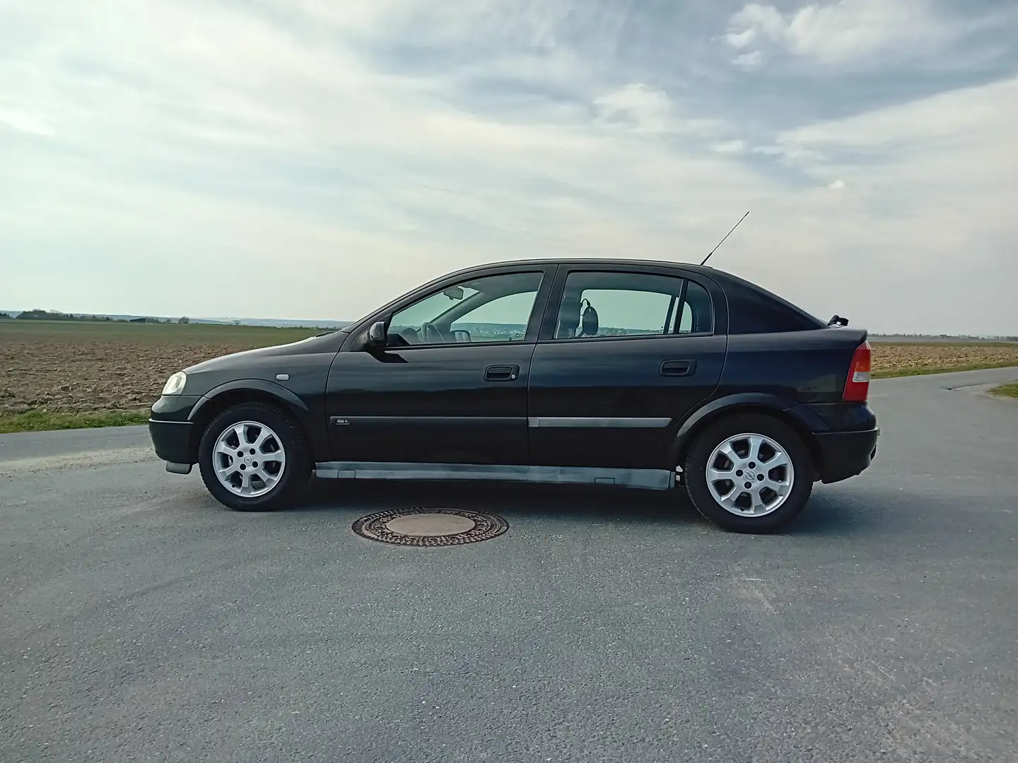 Opel Astra Astra 1.6 Edition 100 Schwarz - 1