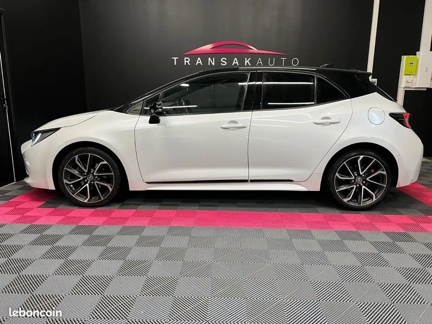 Toyota Corolla HYBRIDE MY21 122h Collection APPLE CARPLAY CAMERA DE RECUL AFFICHAGE TETE HAUTE SIEGES CHAUFFANTS Blanc - 2