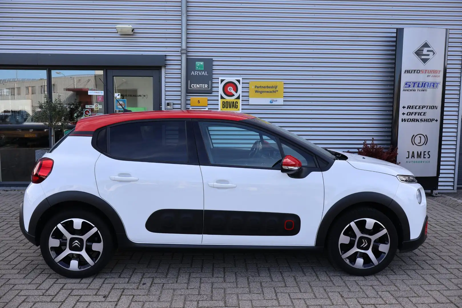 Citroen C3 1.2 Shine NL-Auto | Volledig Onderh. | 2e Eigenaar Wit - 2