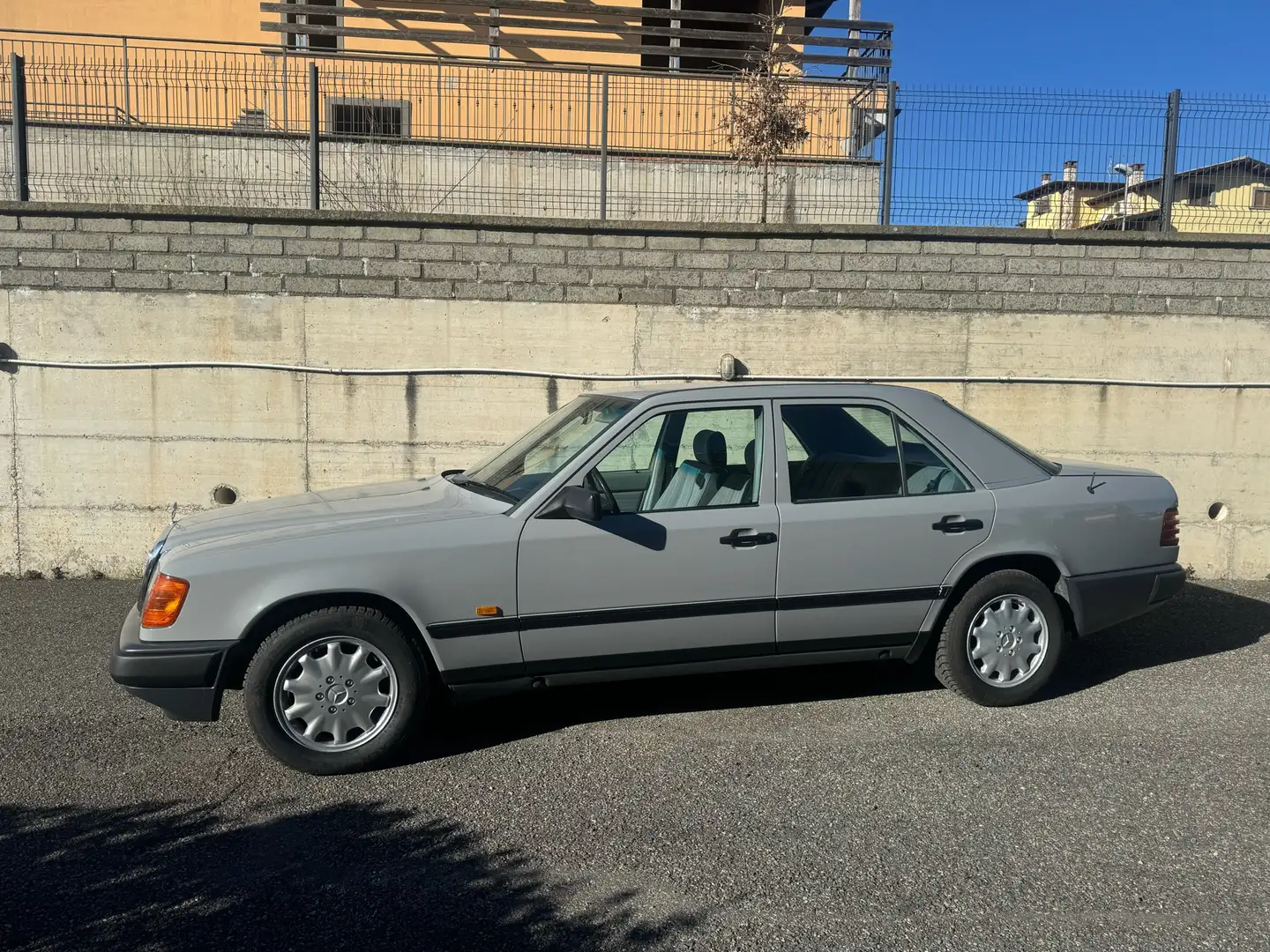 Mercedes-Benz 200 200D - 2