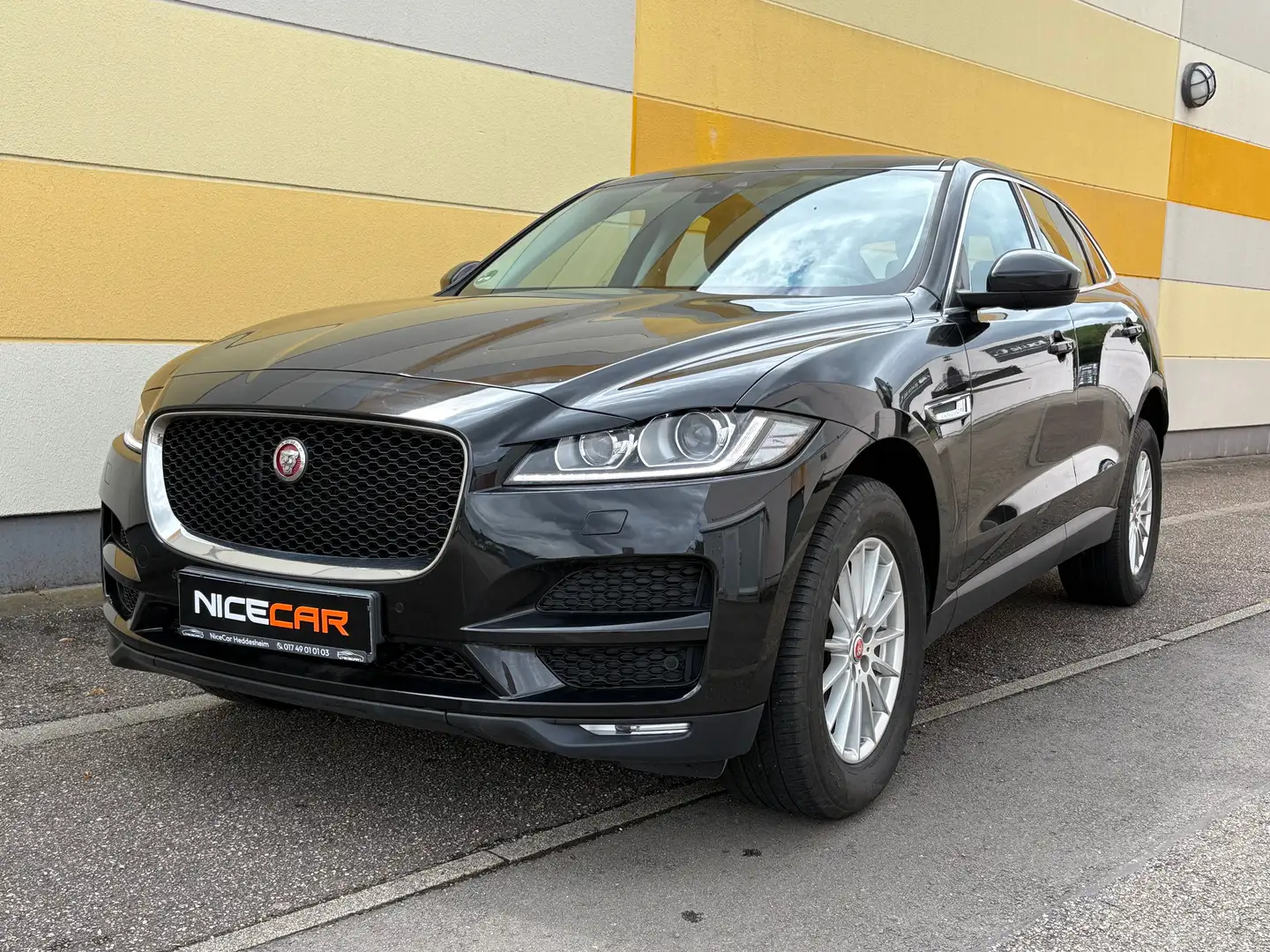 Jaguar F-Pace 3.0 Pure AWD NAVI*SHZ*HEAD-UP*TÜV-NEU*1HAND Schwarz - 1