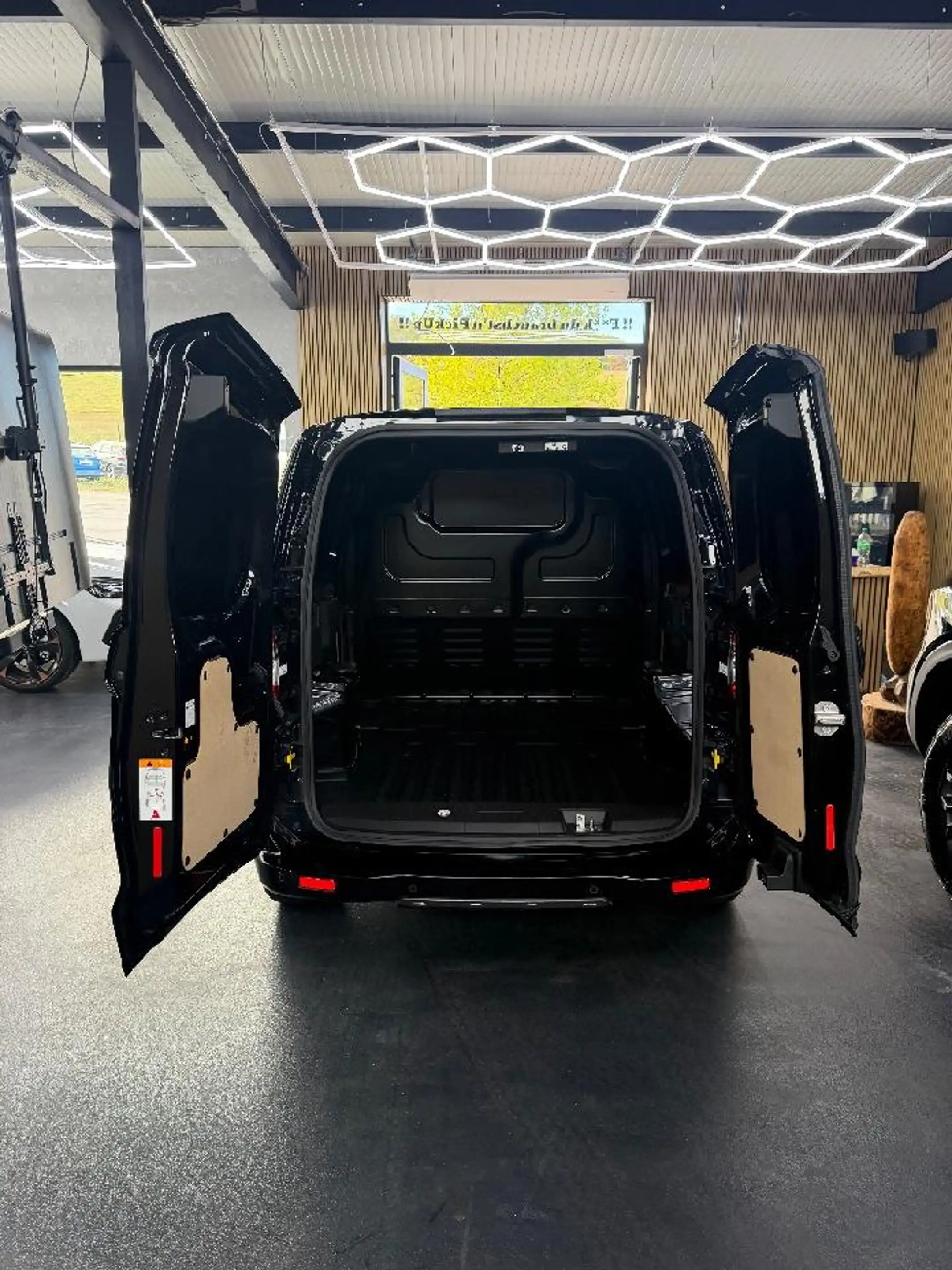 Ford Transit Courier Sport — photo 6