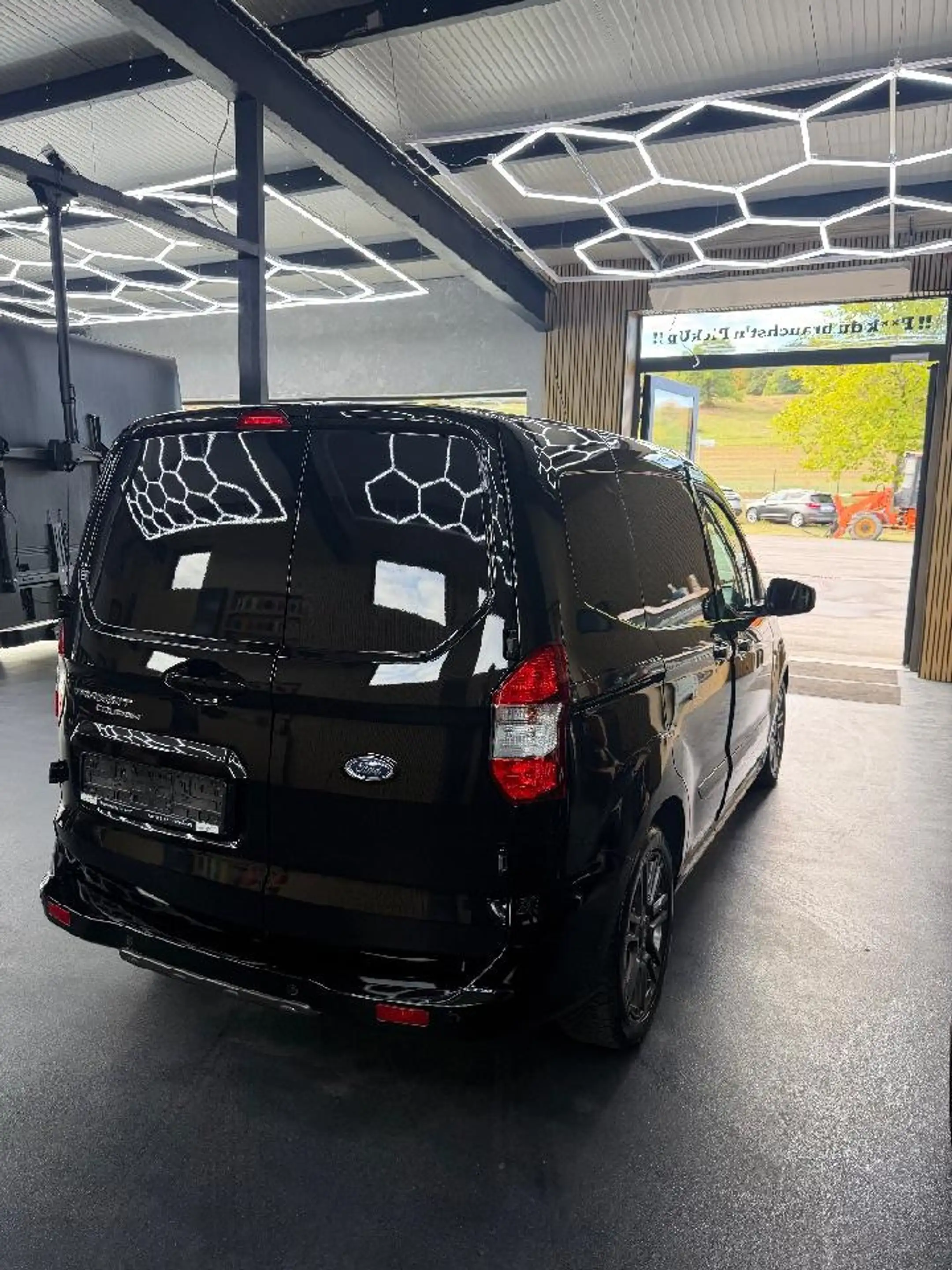 Ford Transit Courier Sport — photo 4