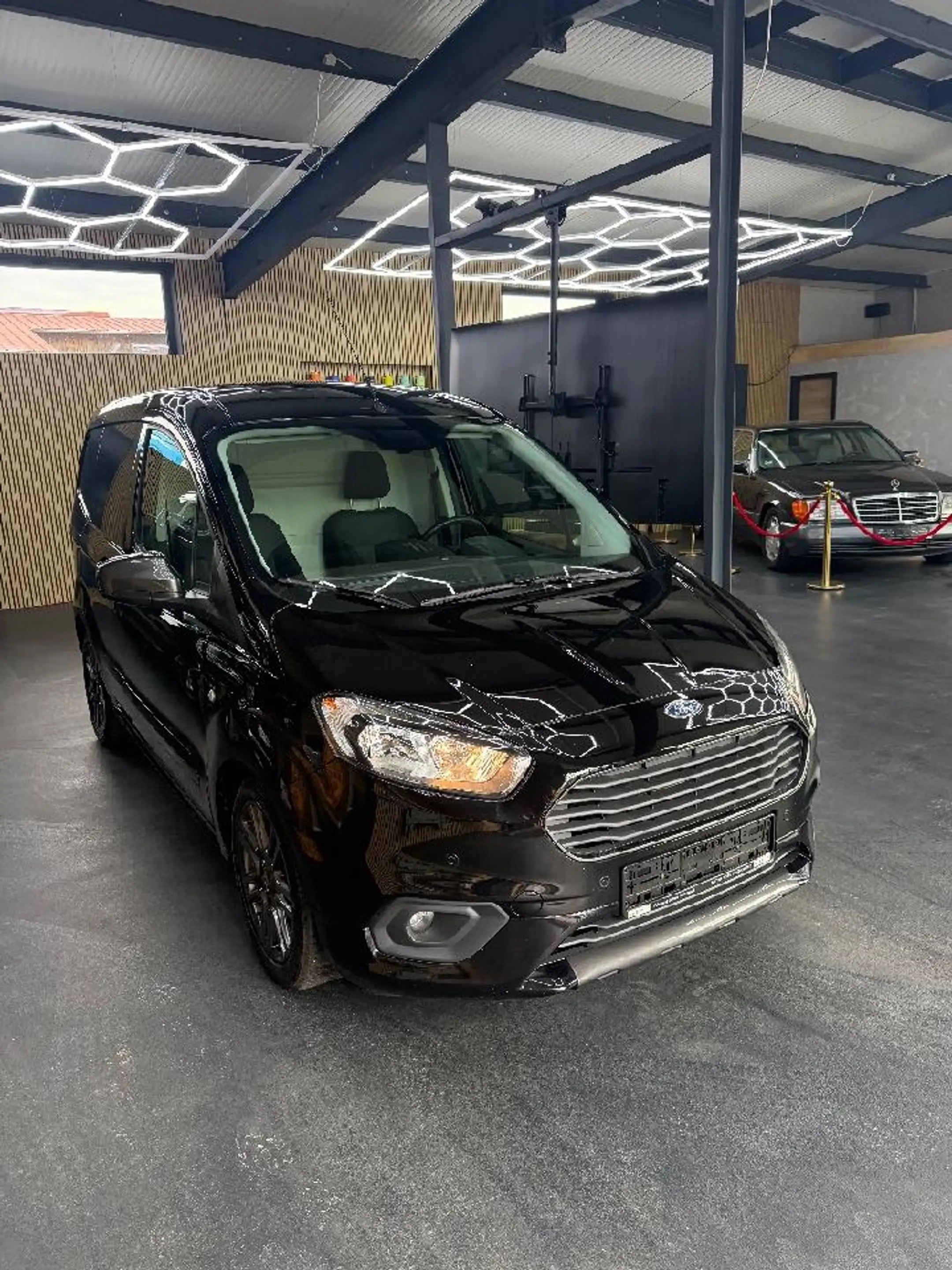Ford Transit Courier Sport — photo 2