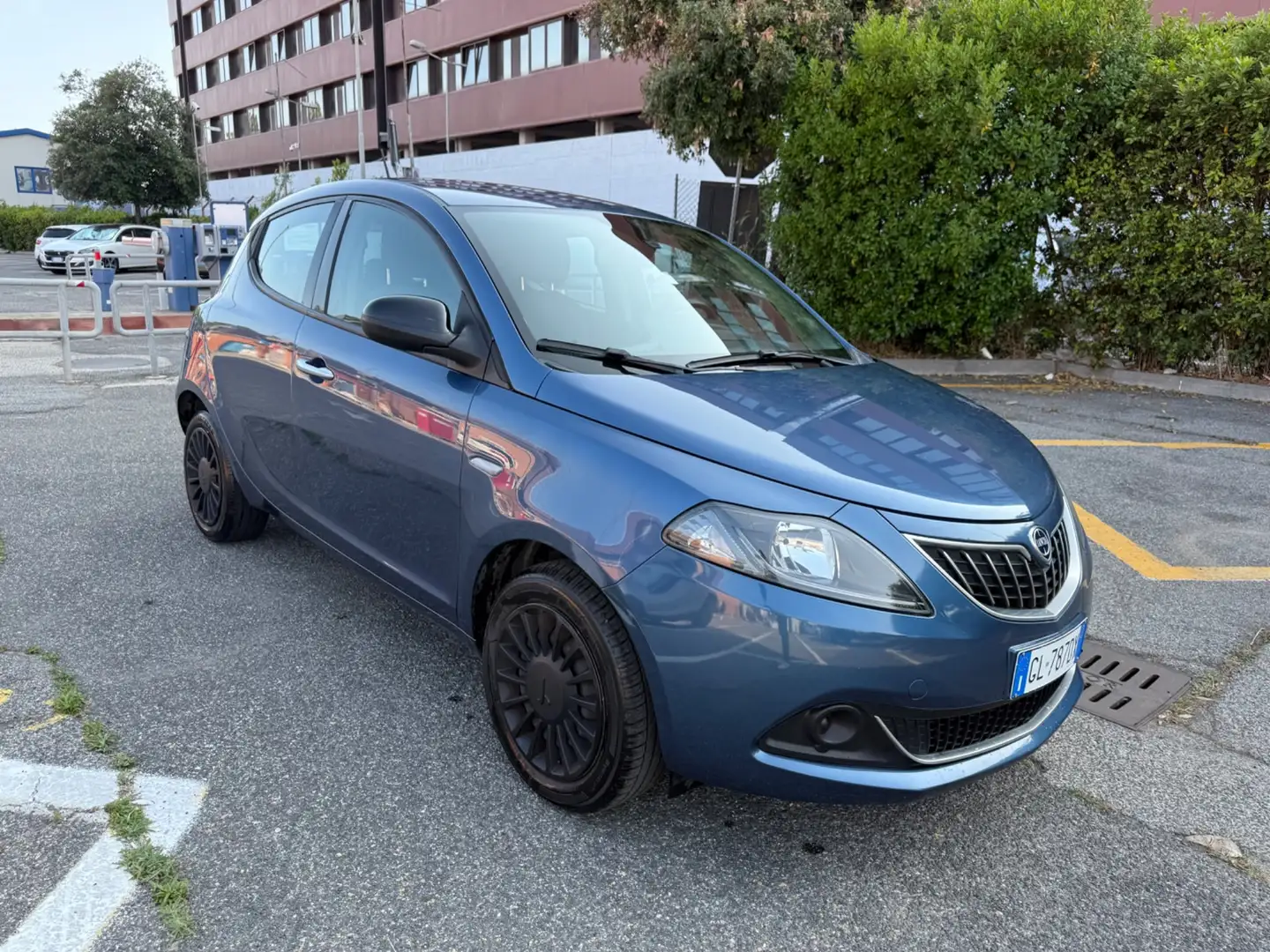Lancia Ypsilon 1.0 FireFly 5 porte S&S Hybrid Ecochic Silver Blau - 1