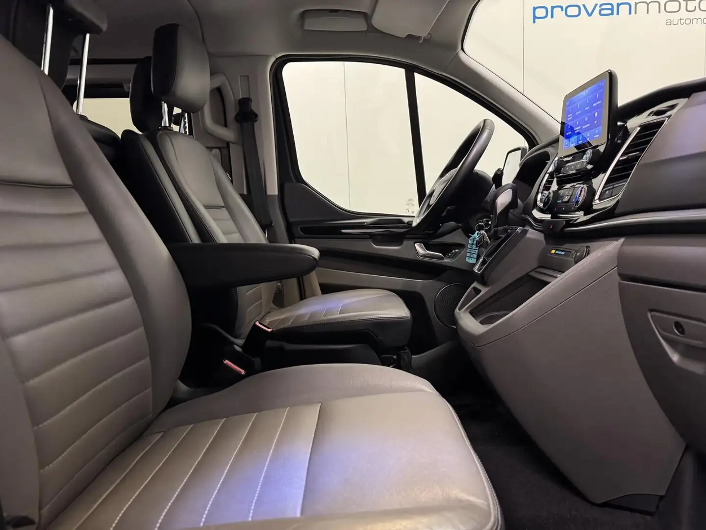 Ford Tourneo Custom 2.0 TDCi. Autom. - 8 PL - Apple CarPlay ... Brun - 2