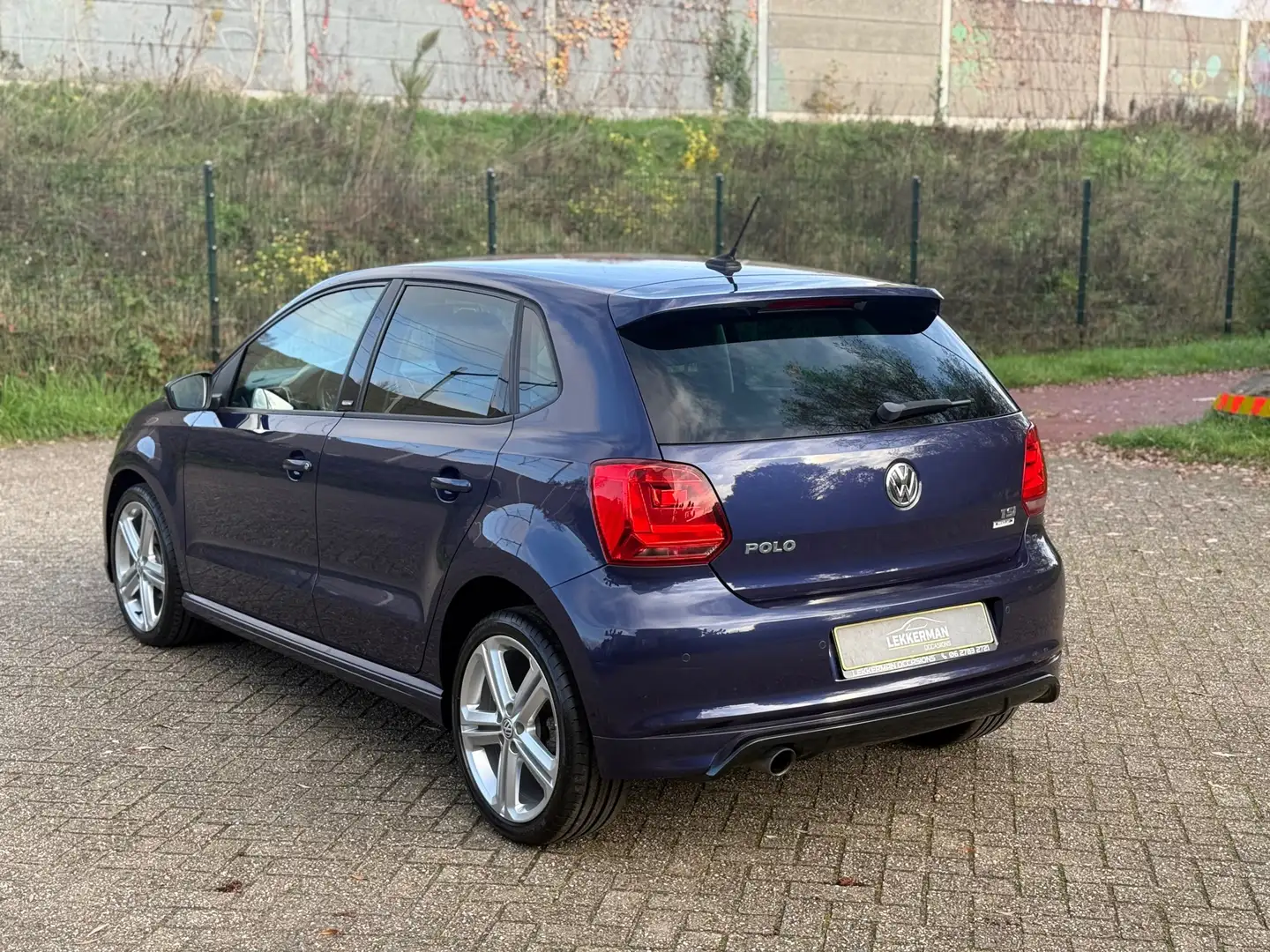 Volkswagen Polo 1.2 TSI R-LINE U 82117KM I NAVI I PDC I 1E EIG I U Blauw - 2