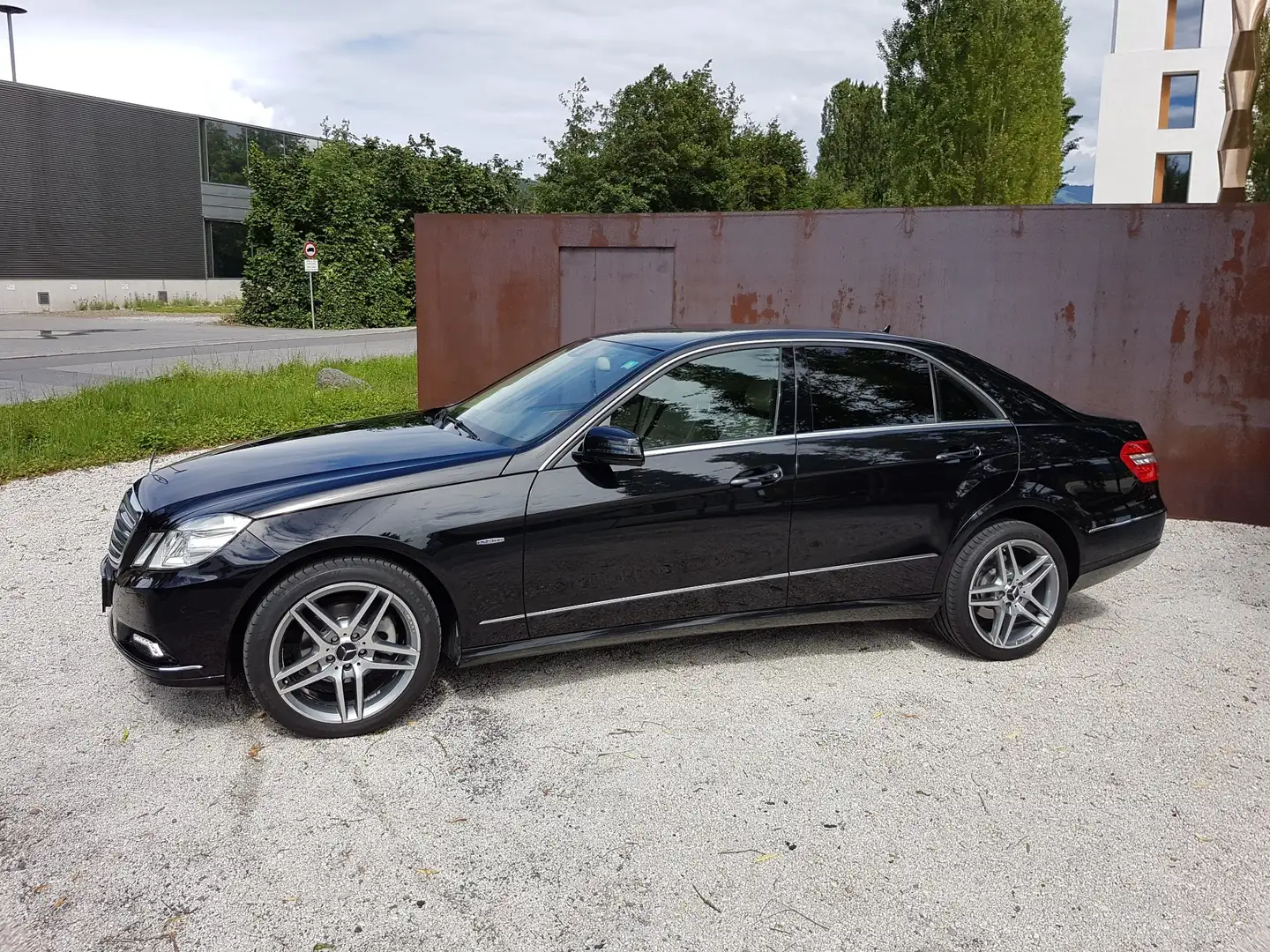 Mercedes-Benz E 220 Elegance BlueEfficiency CDI Aut. Schwarz - 2
