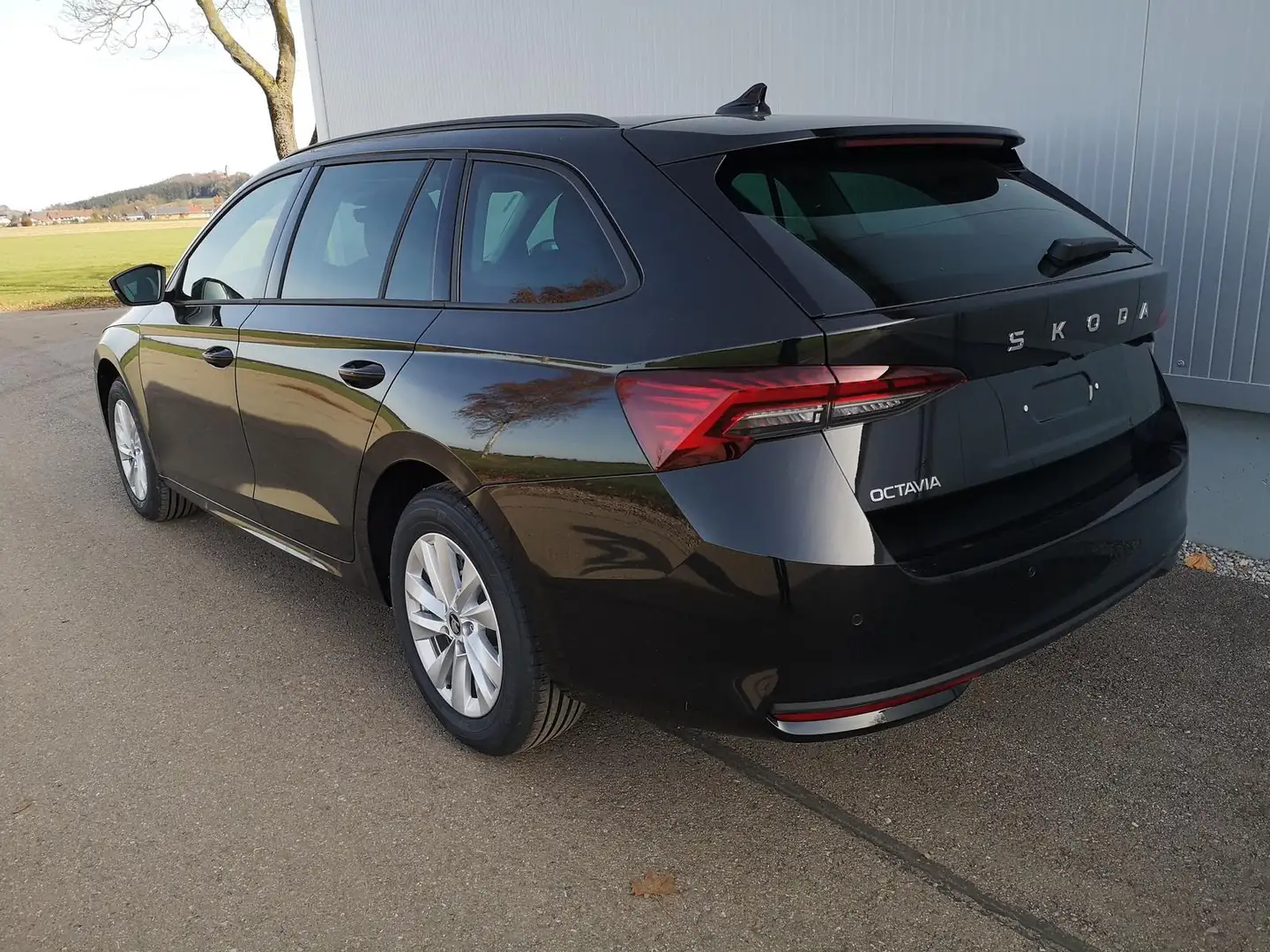 Skoda Octavia Kombi 2.0 TDI DSG Selection AHK Navi GV5 Schwarz - 2