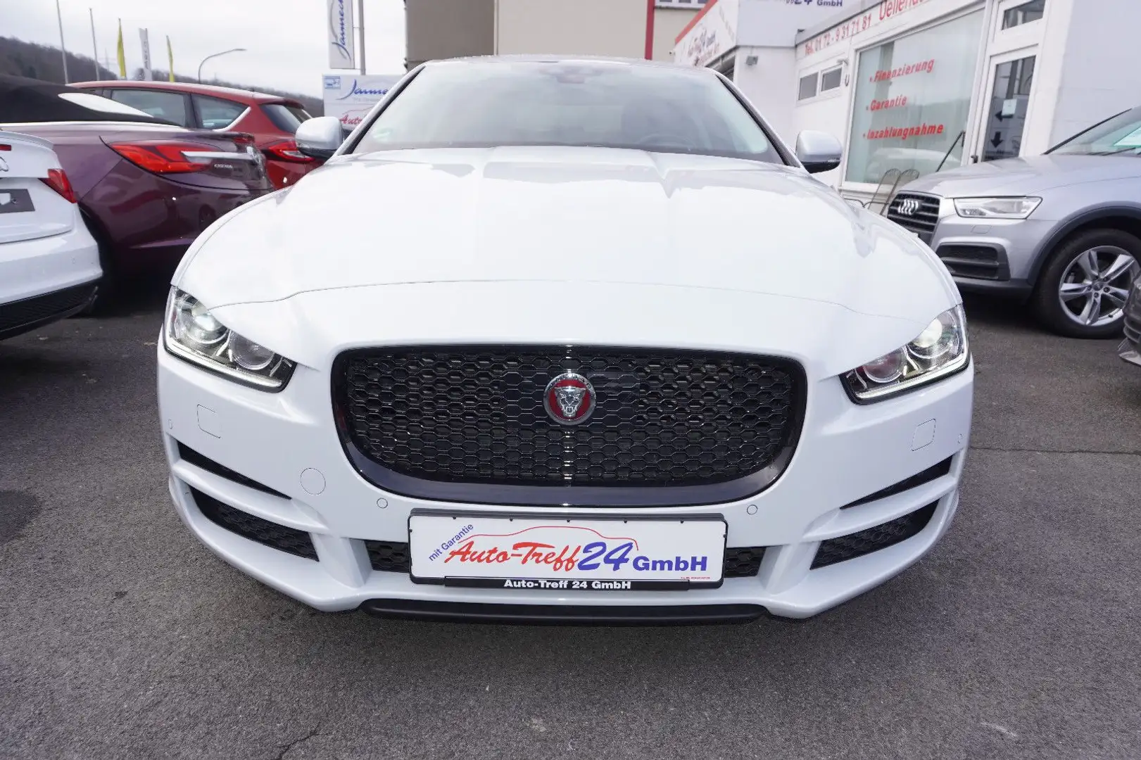 Jaguar XE 25T Portfolio *nur 8.300KM*1.Hand*TOP Ausst. Weiß - 2