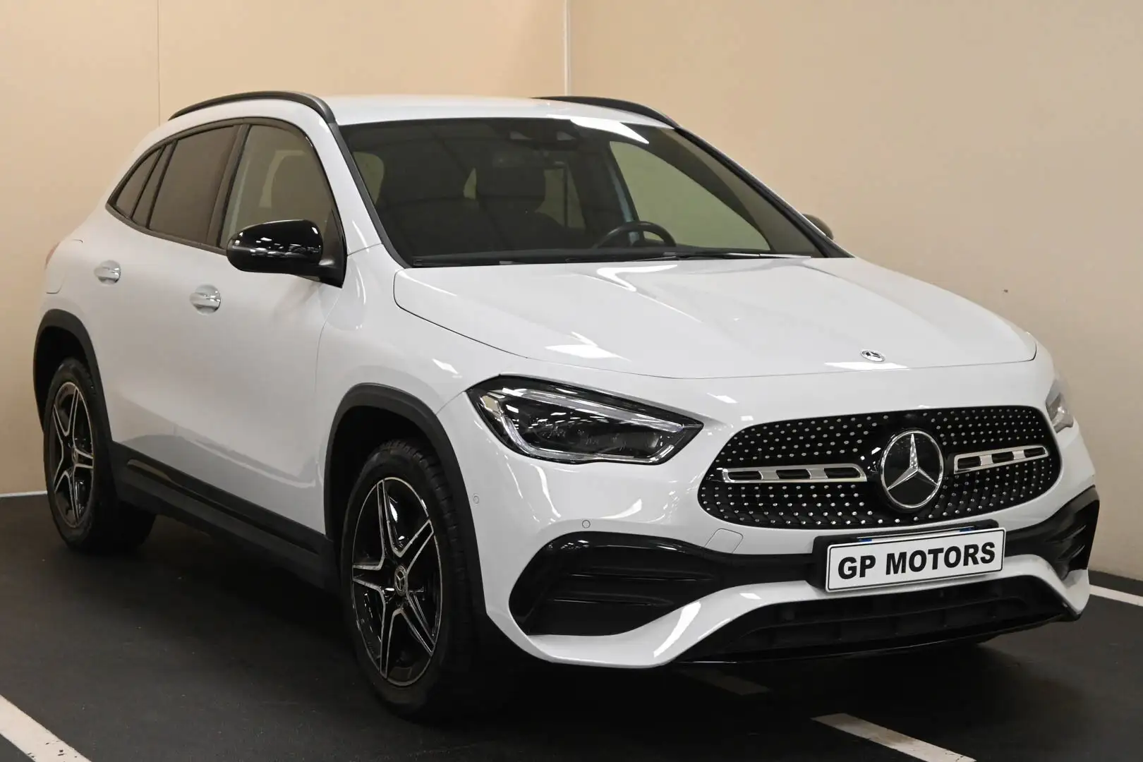 Mercedes-Benz GLA 250 GLA 250 e hybrid EQ Premium Night Pack Weiß - 1