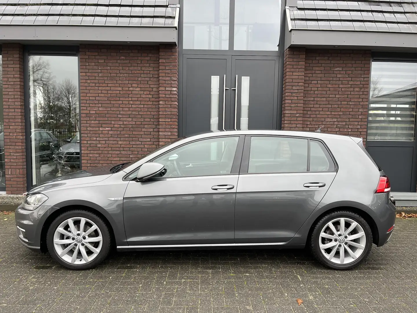 Volkswagen Golf 1.5 TSI Highline 130PK LED | NAV | ADAPTIVE CRUISE Grijs - 2