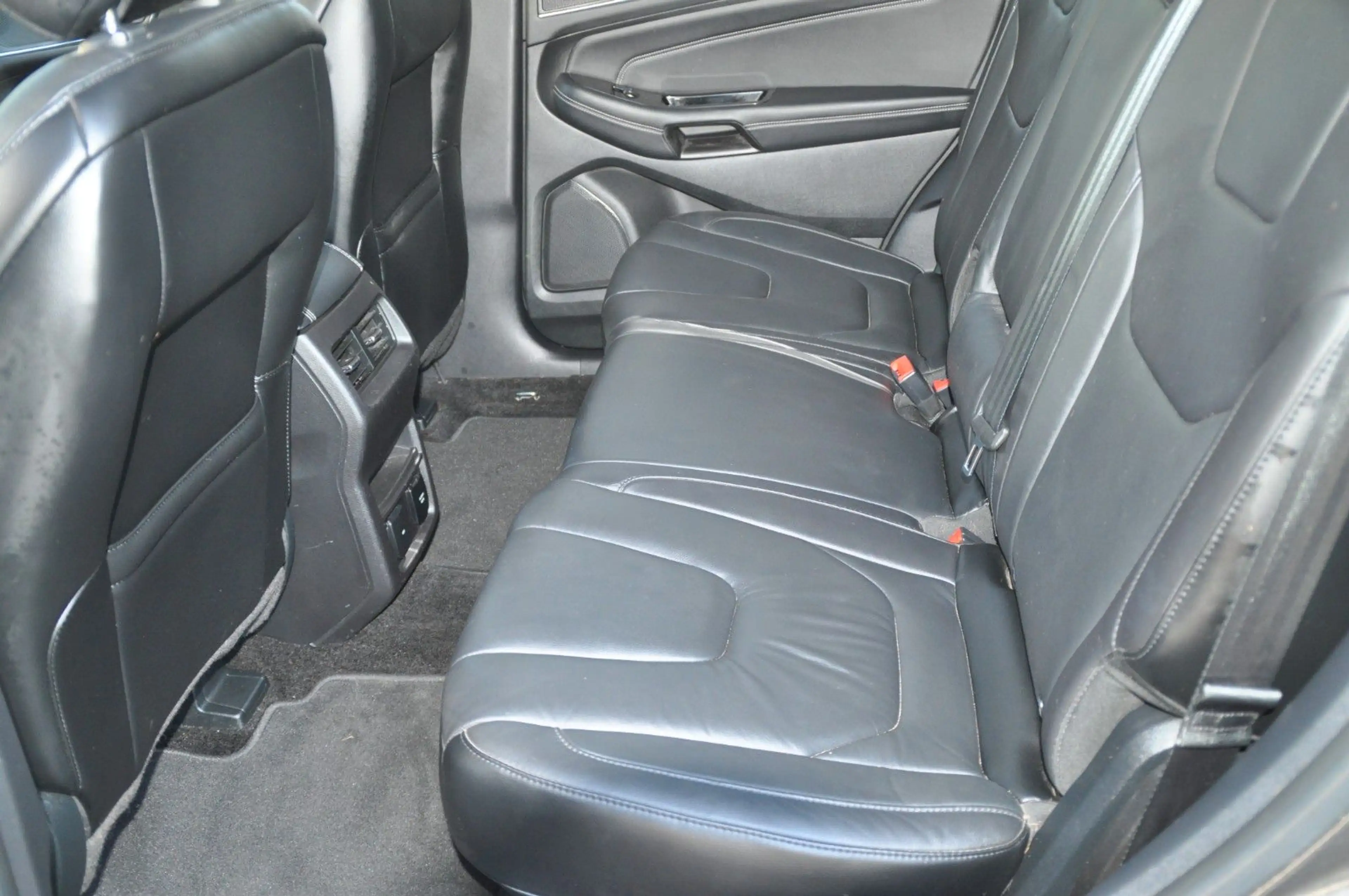 Ford Edge Titanium 4x4 — photo 28