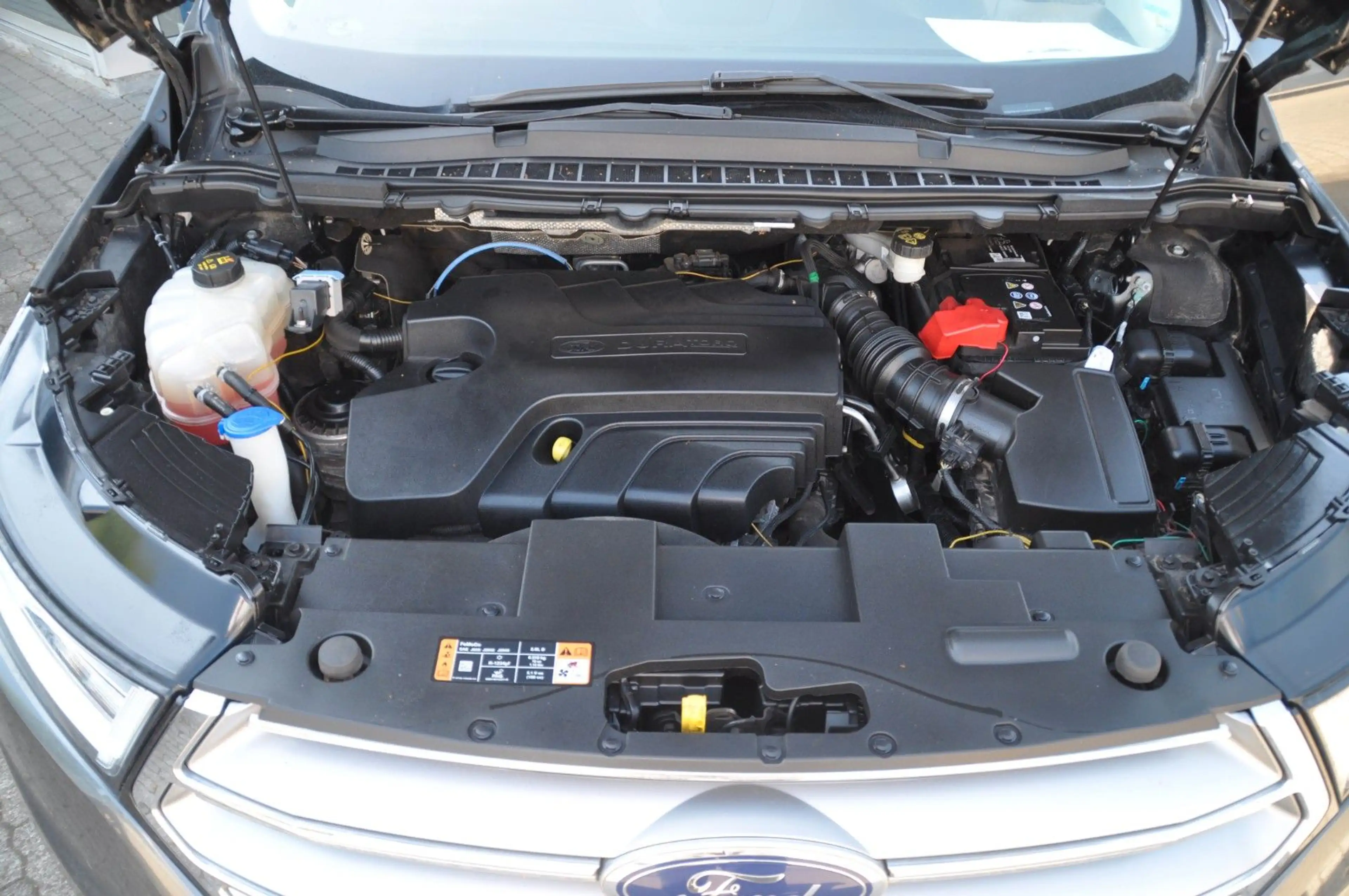 Ford Edge Titanium 4x4 — photo 43