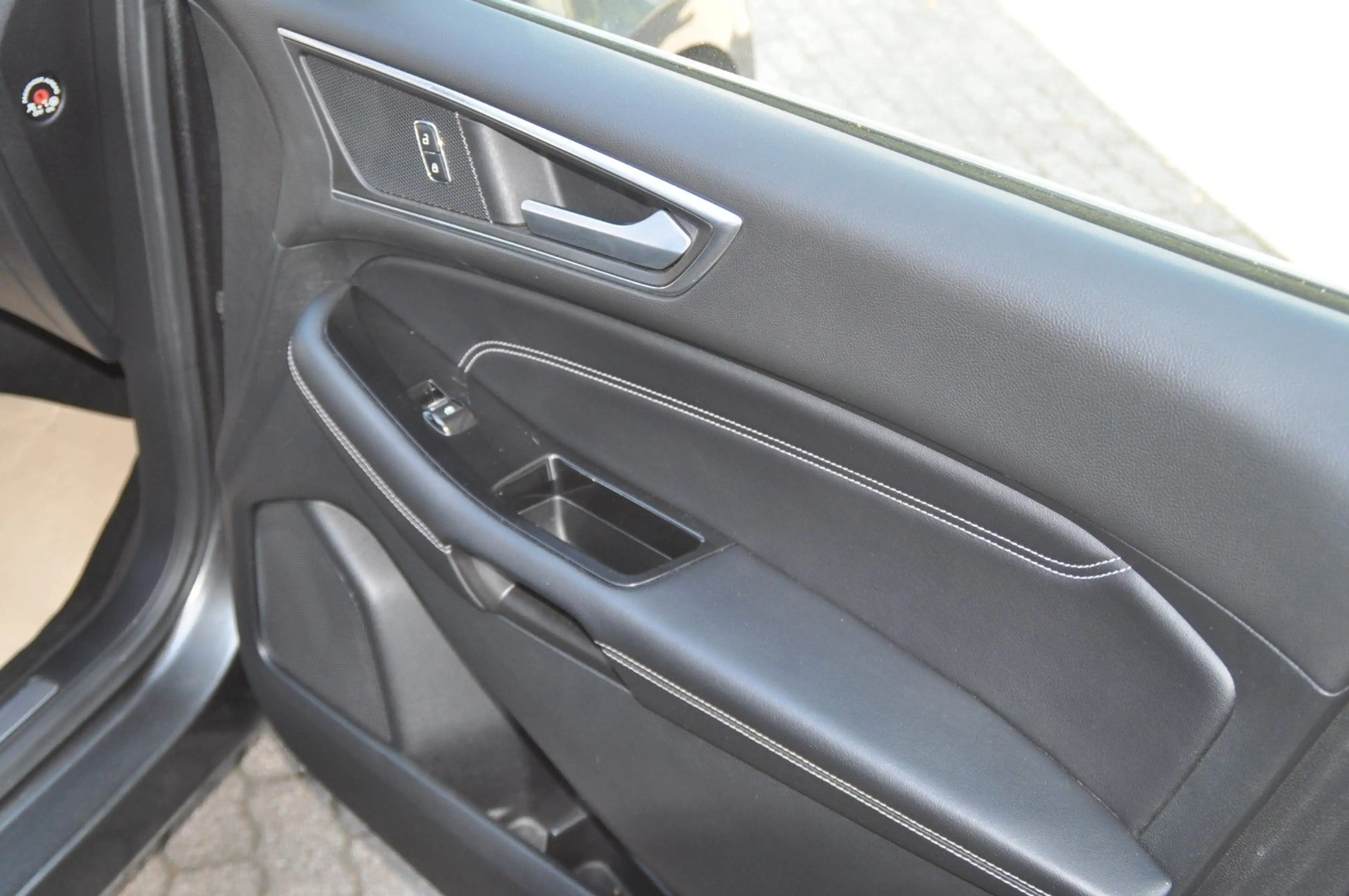 Ford Edge Titanium 4x4 — photo 31