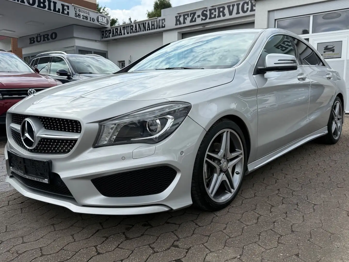 Mercedes-Benz CLA 200 Limousine*AMG*1.Hand*Tempo*Xenon Silber - 1